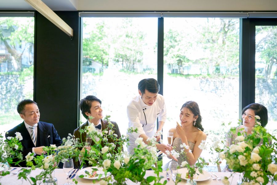 「本当に大切な人たちと、美味しい料理を囲んで穏やかな時間を過ごしたい」
そんなお二人にぴったりなのが、小さな結婚式 熊本店のレストランウェディングです。熊本の街中にありながら、アットホームで温かい空間と出来たてのお料理でおもてなし。決まりきった進行ではなく、お二人とゲストの笑顔が主役の、ちょうどいい結婚式を叶えませんか