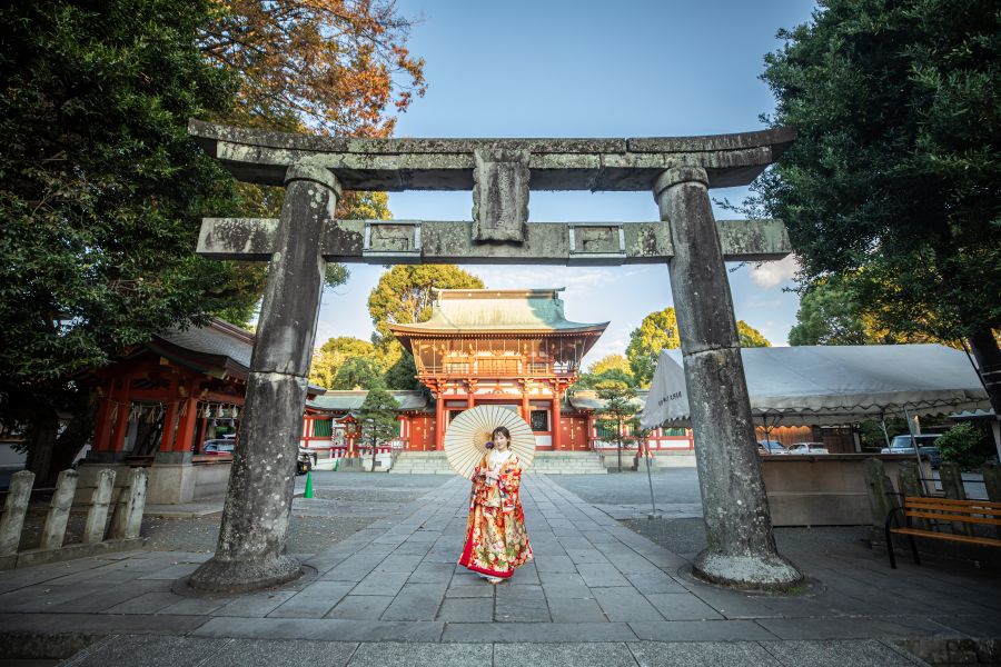 神社との調整、衣裳選び、食事会の準備まで窓口が1つで済むため、忙しいおふたりでも安心！自社の衣裳室なので白無垢や色打掛をリーズナブルに選べます。一般的な神社婚に比べ、挙式に必要な基本プラン（衣裳・着付け・メイク・写真）がコンパクトかつ低価格でまとめられています。挙式後の「親族での食事会」の手配もおまかせください。神社周辺の提携料亭やレストランをご予約いたします