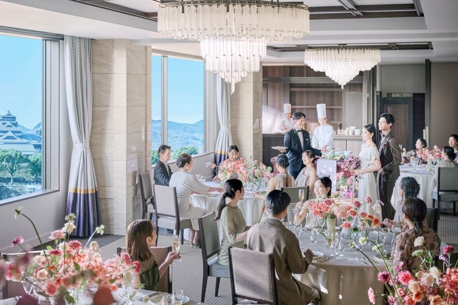 「ホテルならではの上質さ」と「小さな結婚式のあたたかさ」のいいとこ取り。「ちゃんとした場所で感謝を伝えたいけれど、大げさな披露宴はちょっと…」そんなおふたりにぴったりなのが、小さな結婚式 熊本店がご提案する「小さなホテルウエディング」です。通常、ホテルウエディングは費用が高額になりがちですが、「小さな結婚式」のプロデュースを通すことで、必要なものだけを厳選した手の届くプライス（少人数特化プラン）で挙式や会食を実現できます