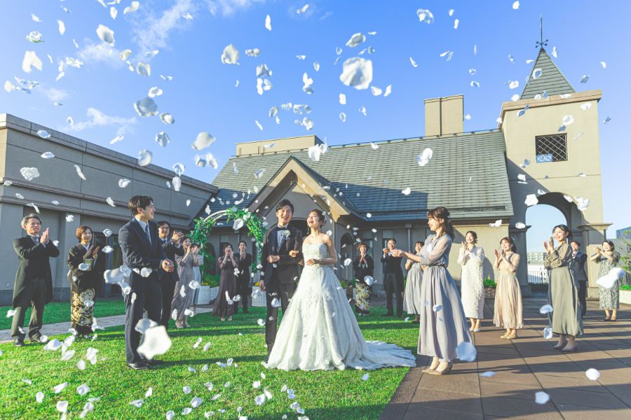 チャペルの前には、フラワーシャワーなどのアフターセレモニーを楽しめる、200坪ものプライベートガーデン。