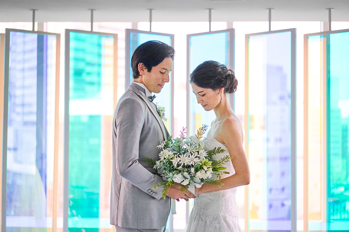 幻想的なプリズムを背景に記念撮影