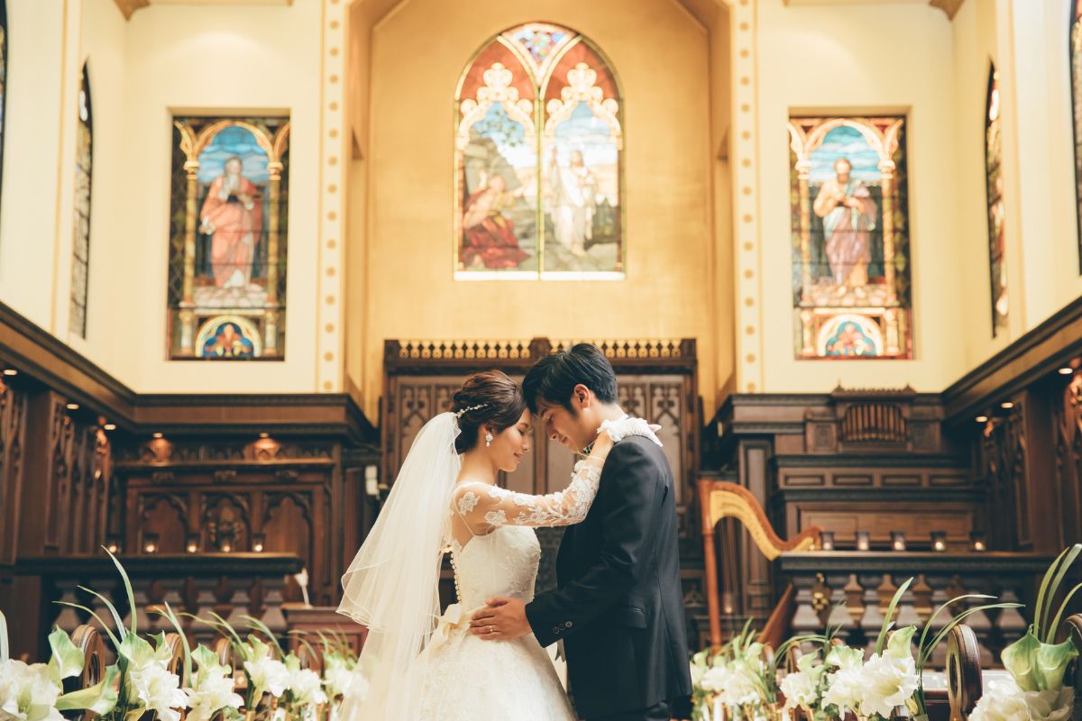 チャペルと新郎新婦イメージ