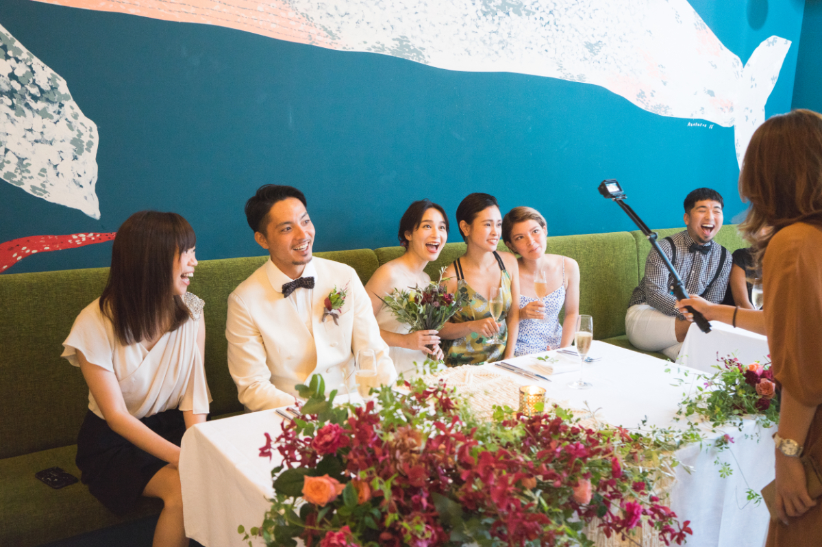 親しい友人と料理と会話を楽しむ様子