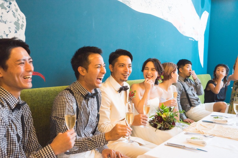 親しい友人と料理と会話を楽しむ様子