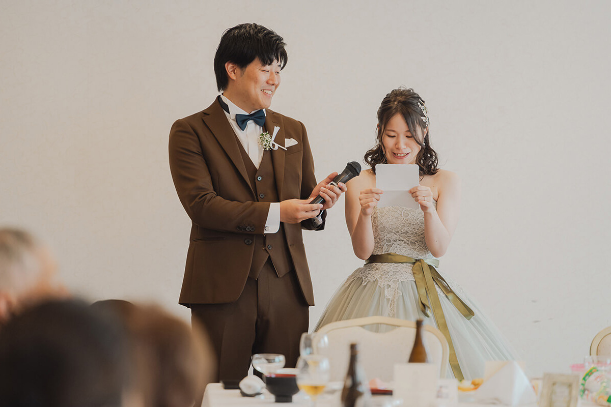 新郎新婦がお色直しをして新婦が手紙を読んでいる