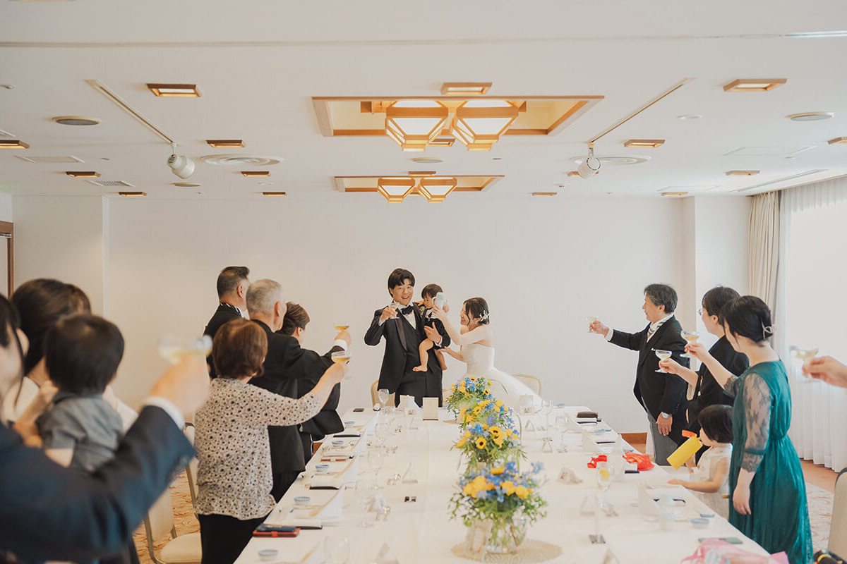 乾杯している会場全体の風景