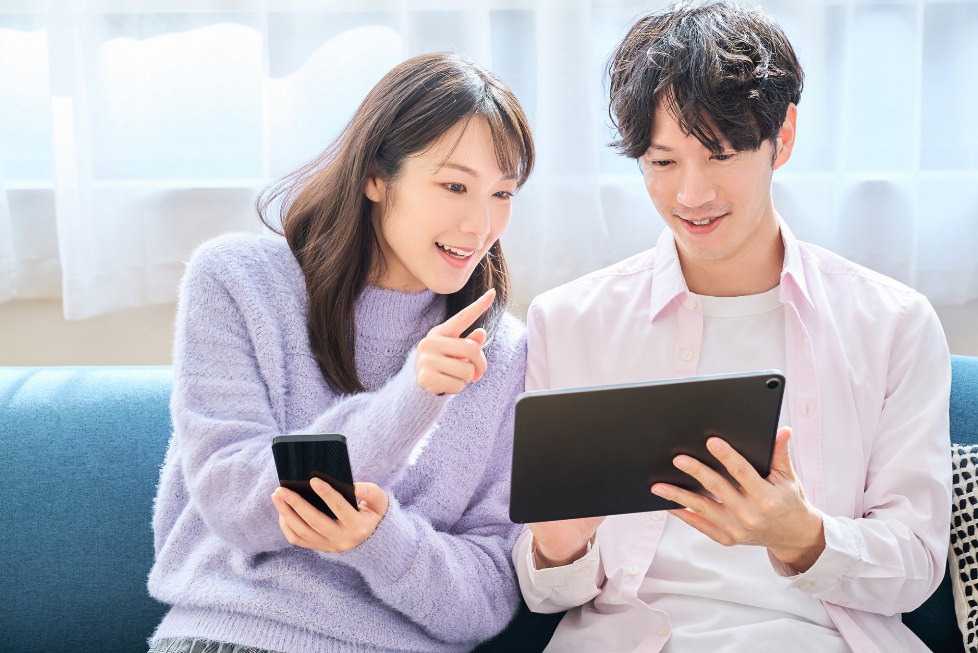相談しているカップル