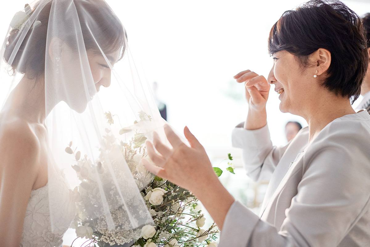 母が娘にベールダウンをする様子