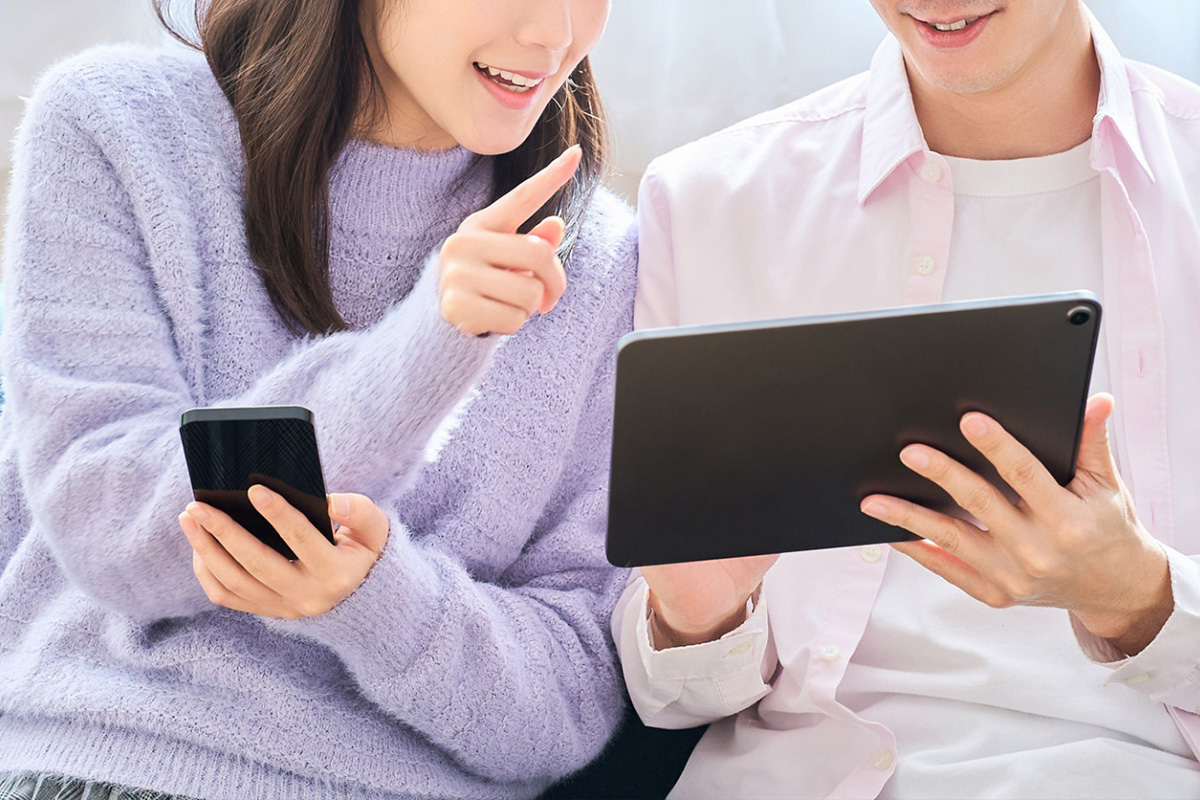 相談するカップル