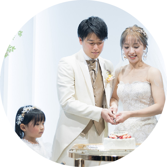 挙式中のウェディングケーキ入刀 イメージ写真