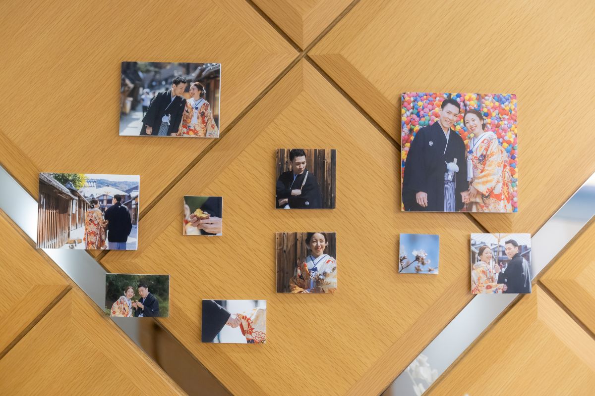 前撮りのお写真を飾って、ゲストをお迎え
