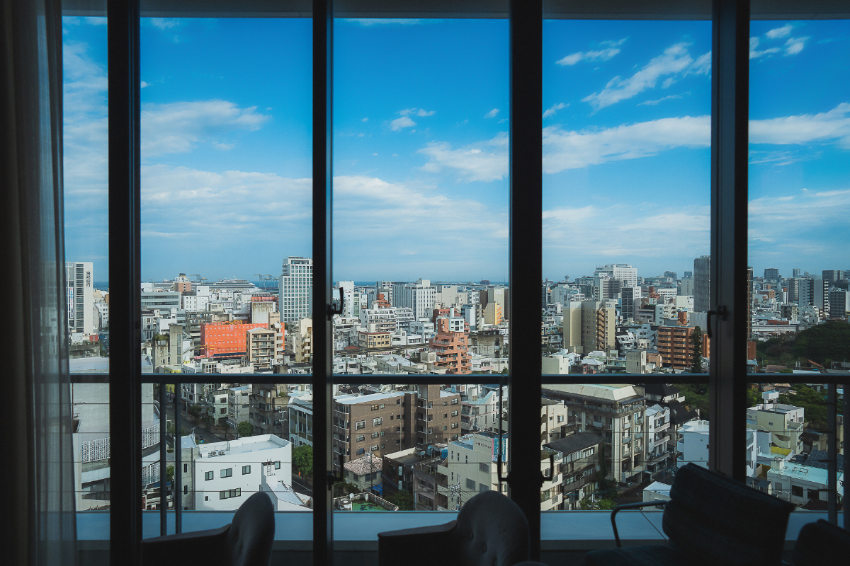 那覇の街並みが広がるロケーション