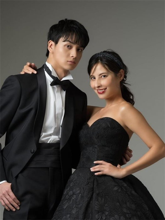 カラードレスで格式高い黒を纏ってみませんか?