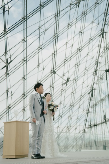 白銀の北海道!ガラスのピラミッドで誓う、幻想的なウィンターウェディング