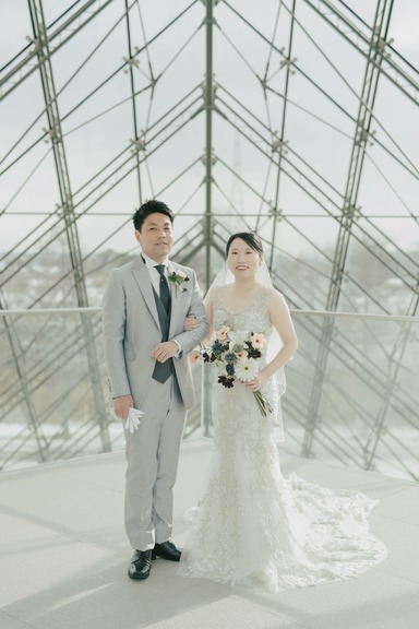 白銀の北海道!ガラスのピラミッドで誓う、幻想的なウィンターウェディング