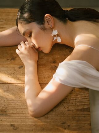 新作のイヤリングをご紹介いたします。