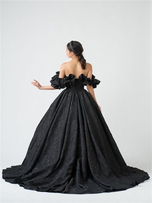 カラードレスで格式高い黒を纏ってみませんか?