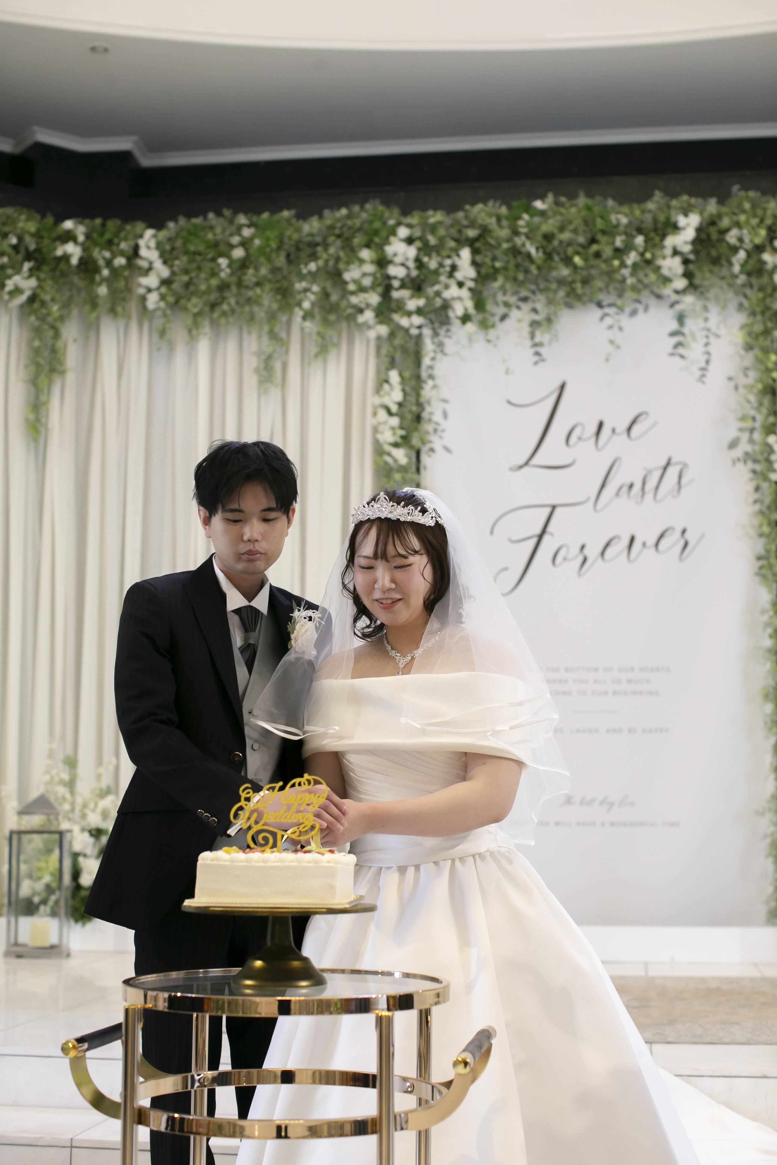 しあわせいっぱい♡ケーキ入刀からお手本バイトへ♪