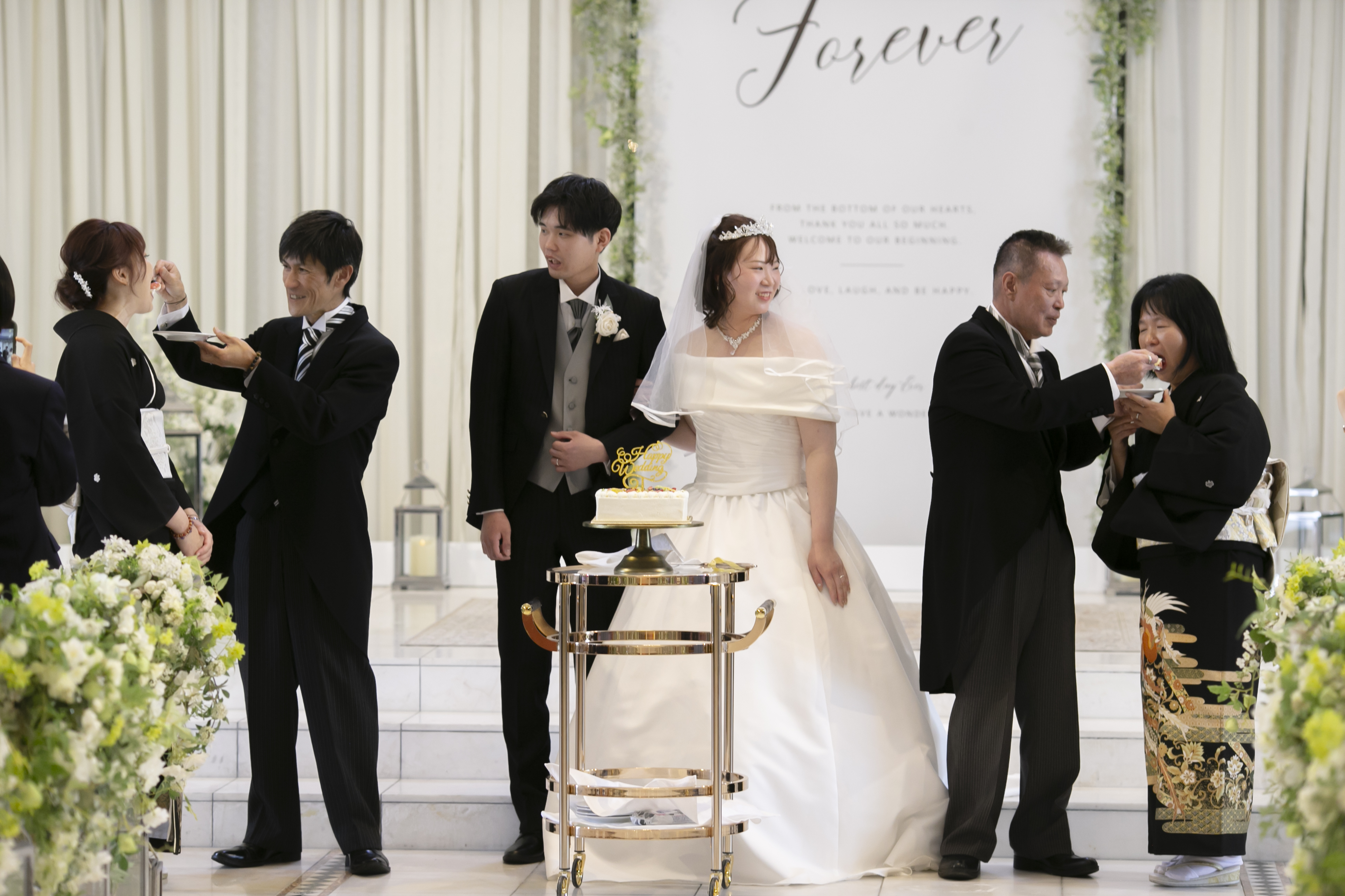 しあわせいっぱい♡ケーキ入刀からお手本バイトへ♪