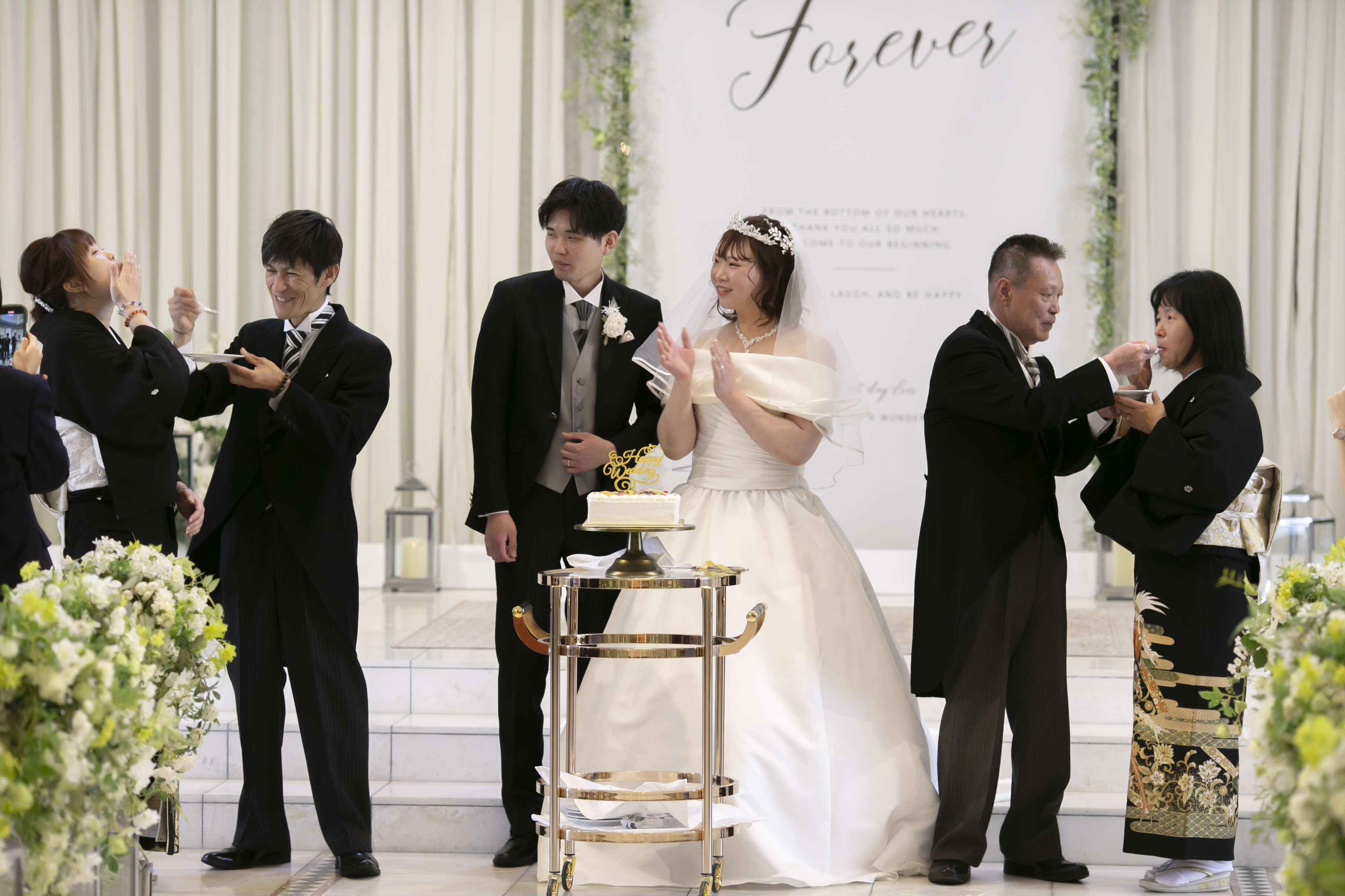 しあわせいっぱい♡ケーキ入刀からお手本バイトへ♪