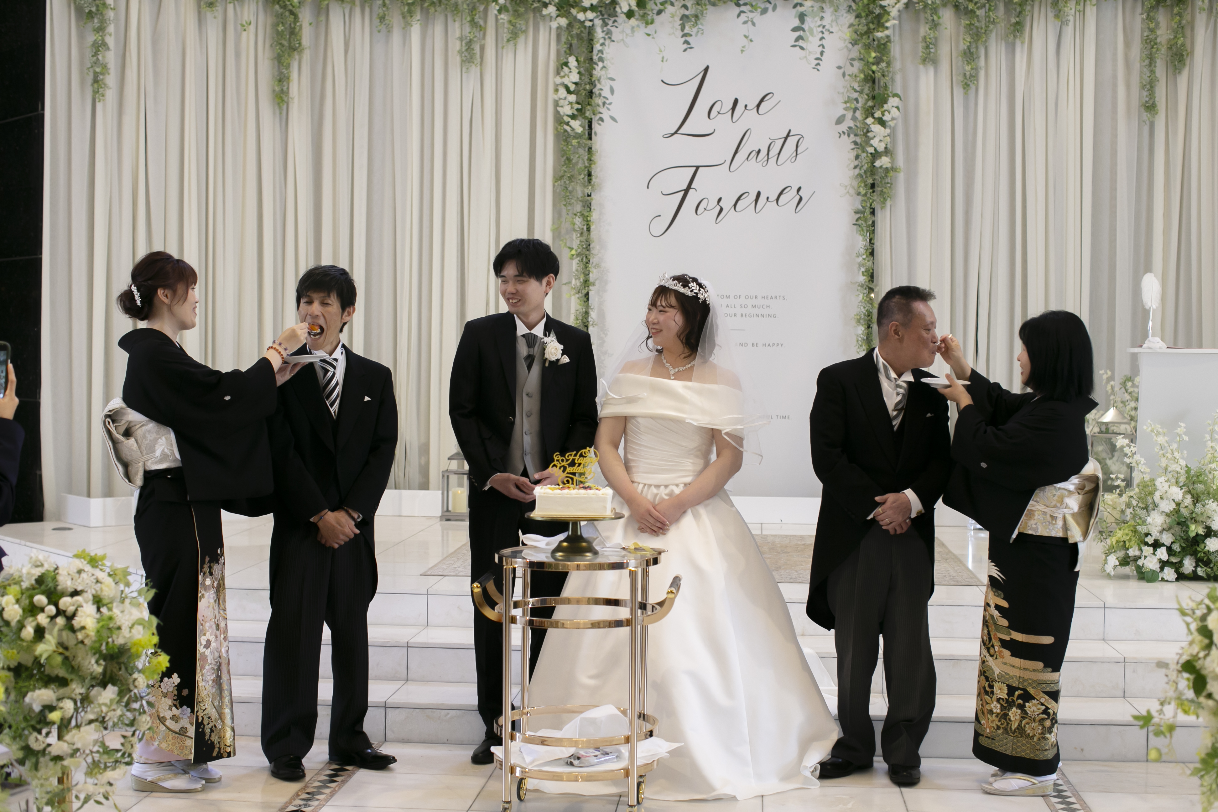 しあわせいっぱい♡ケーキ入刀からお手本バイトへ♪