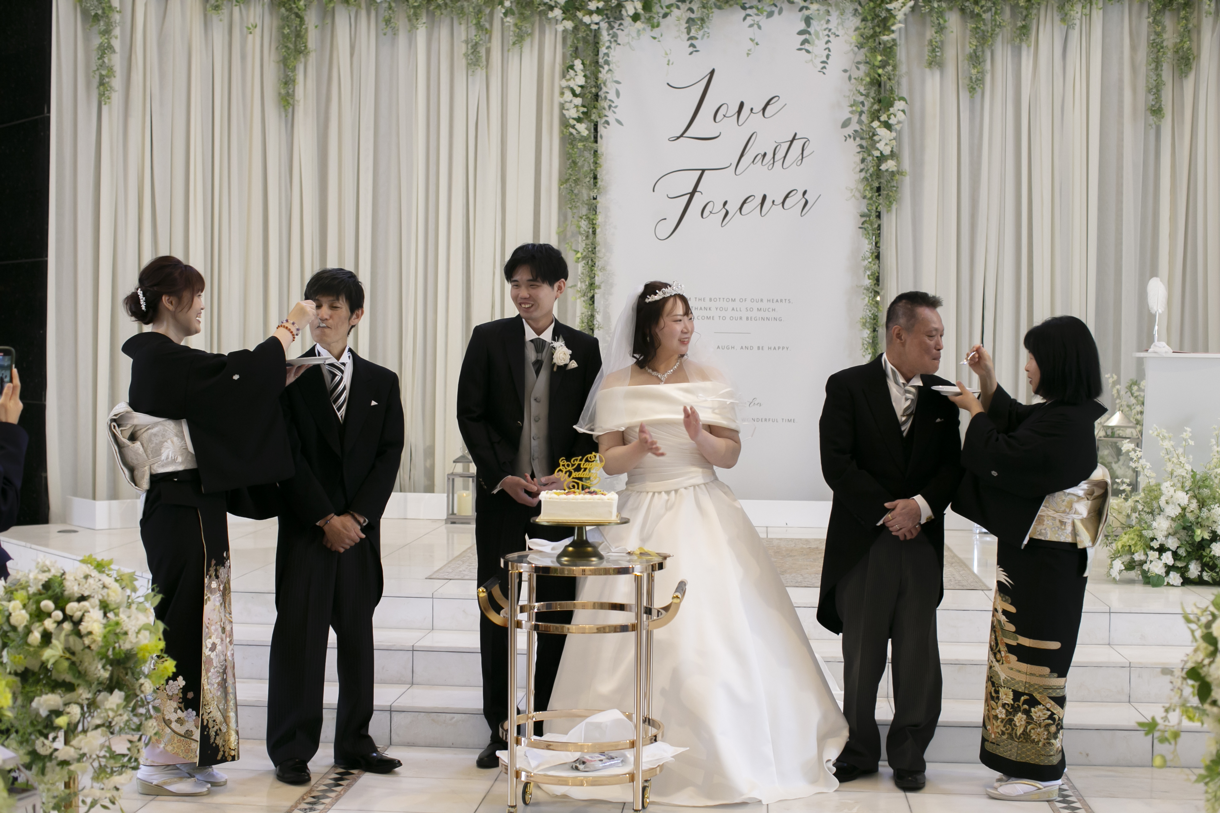 しあわせいっぱい♡ケーキ入刀からお手本バイトへ♪