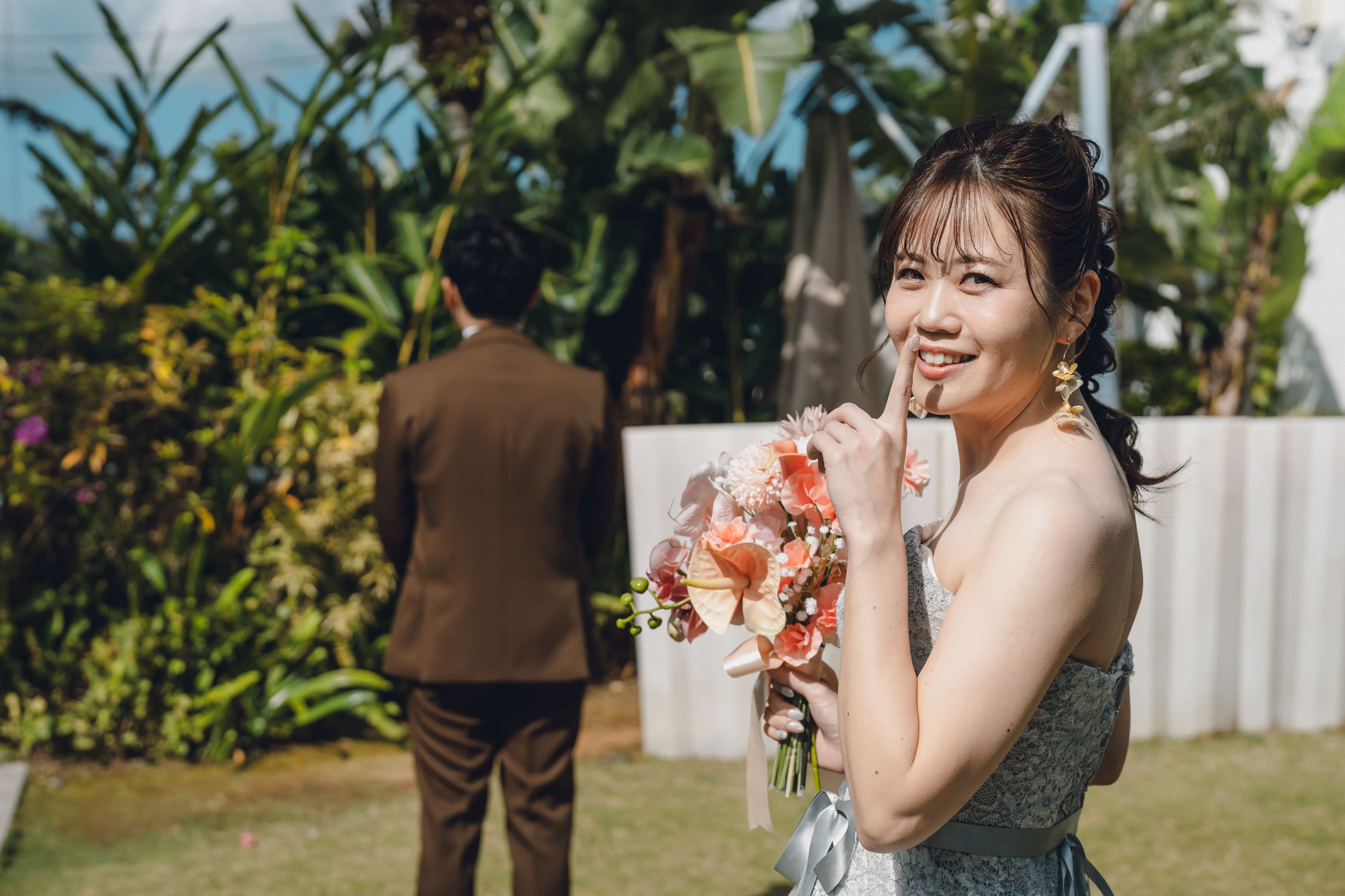 家族と一緒に!ビーチ撮影でリゾート婚ならではの一枚を♡