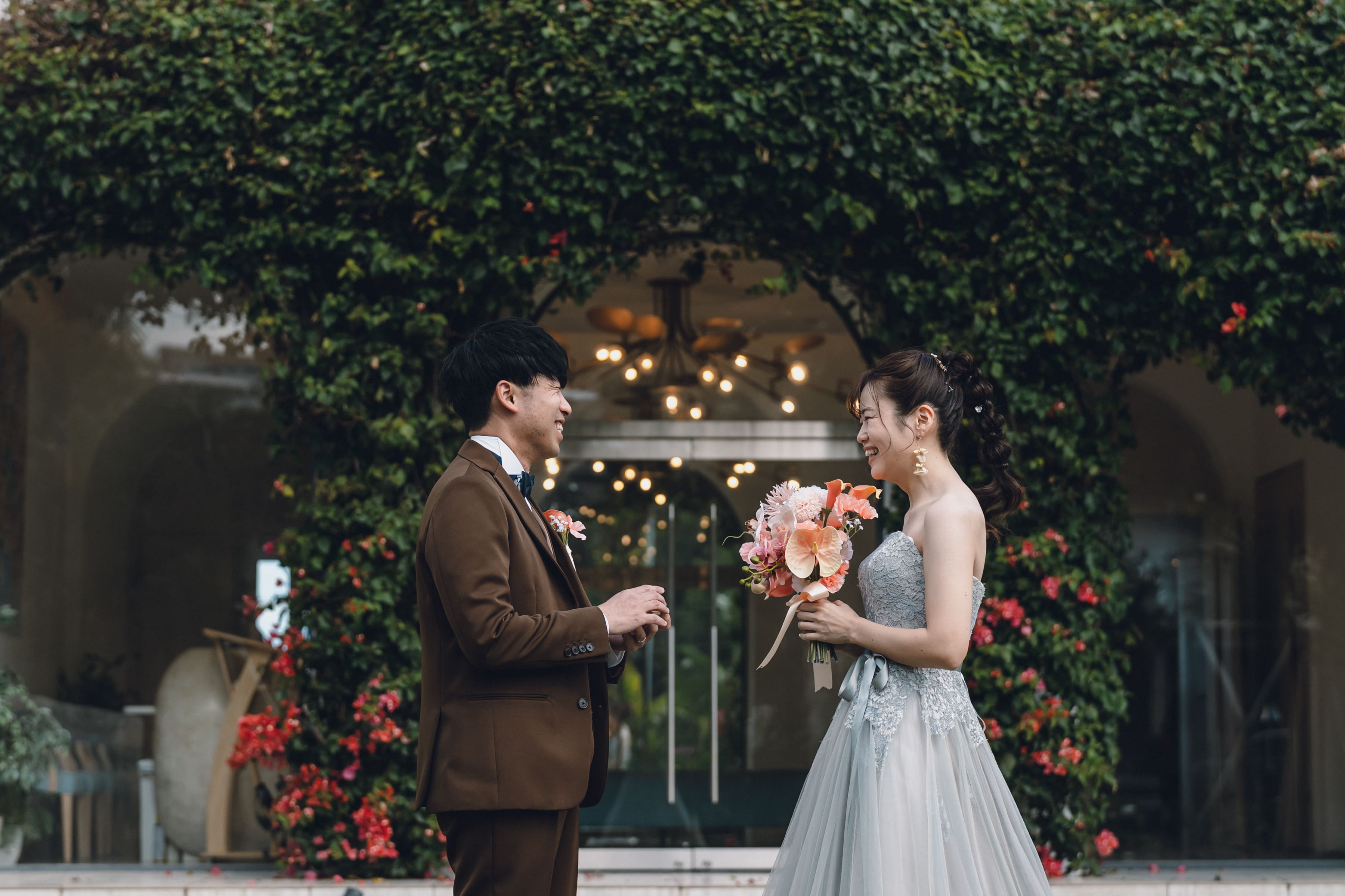 家族と一緒に!ビーチ撮影でリゾート婚ならではの一枚を♡