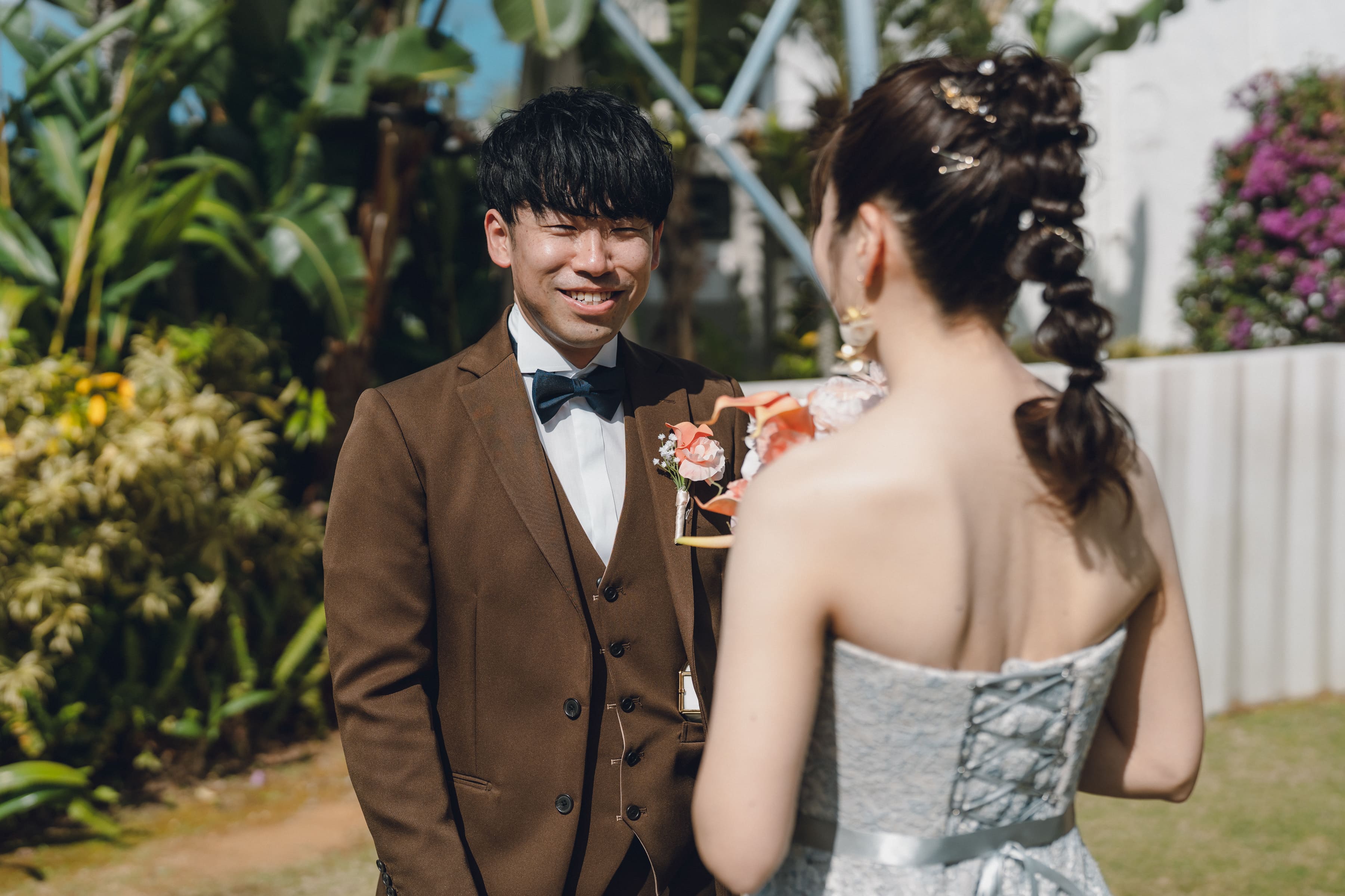 家族と一緒に!ビーチ撮影でリゾート婚ならではの一枚を♡