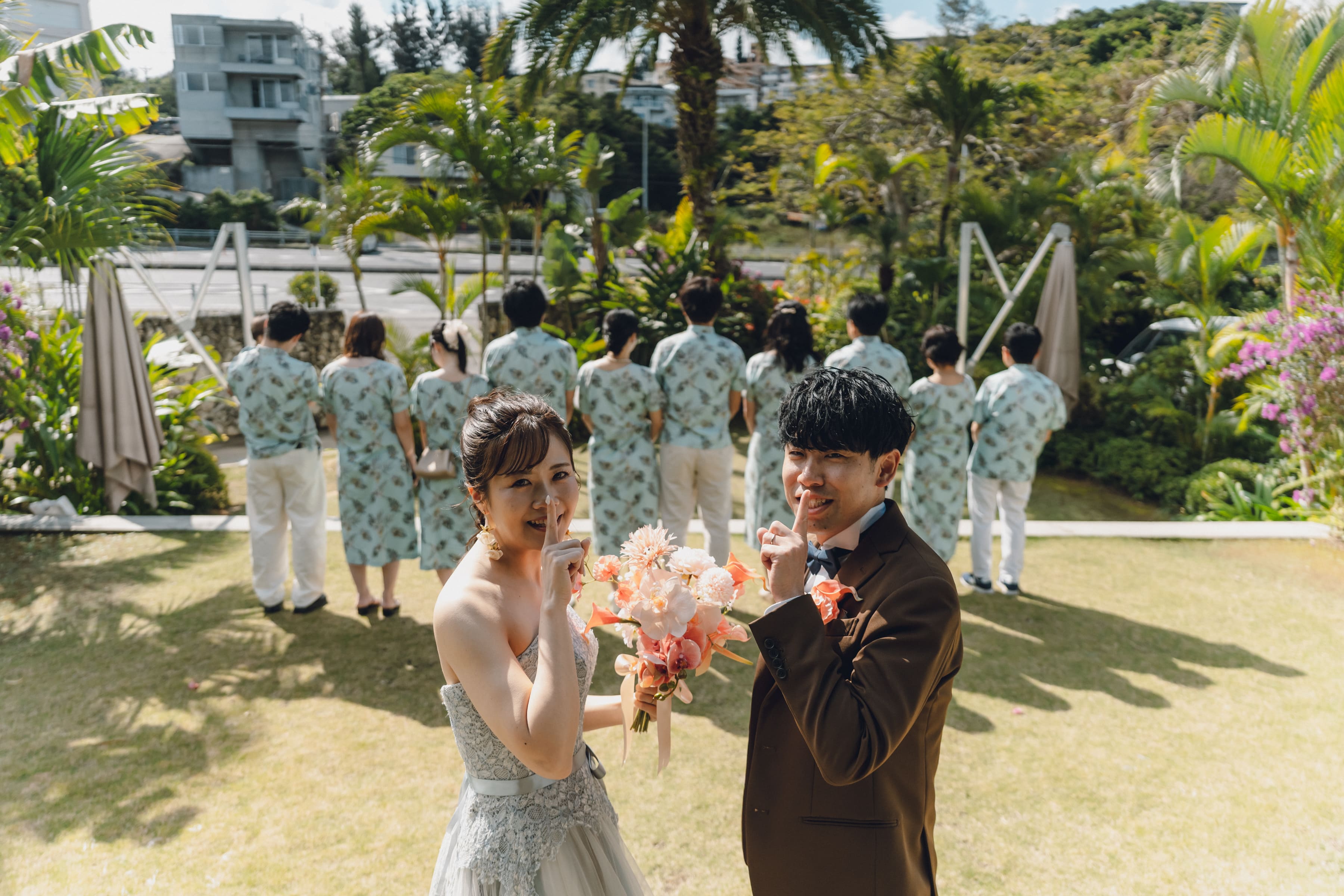 家族と一緒に!ビーチ撮影でリゾート婚ならではの一枚を♡