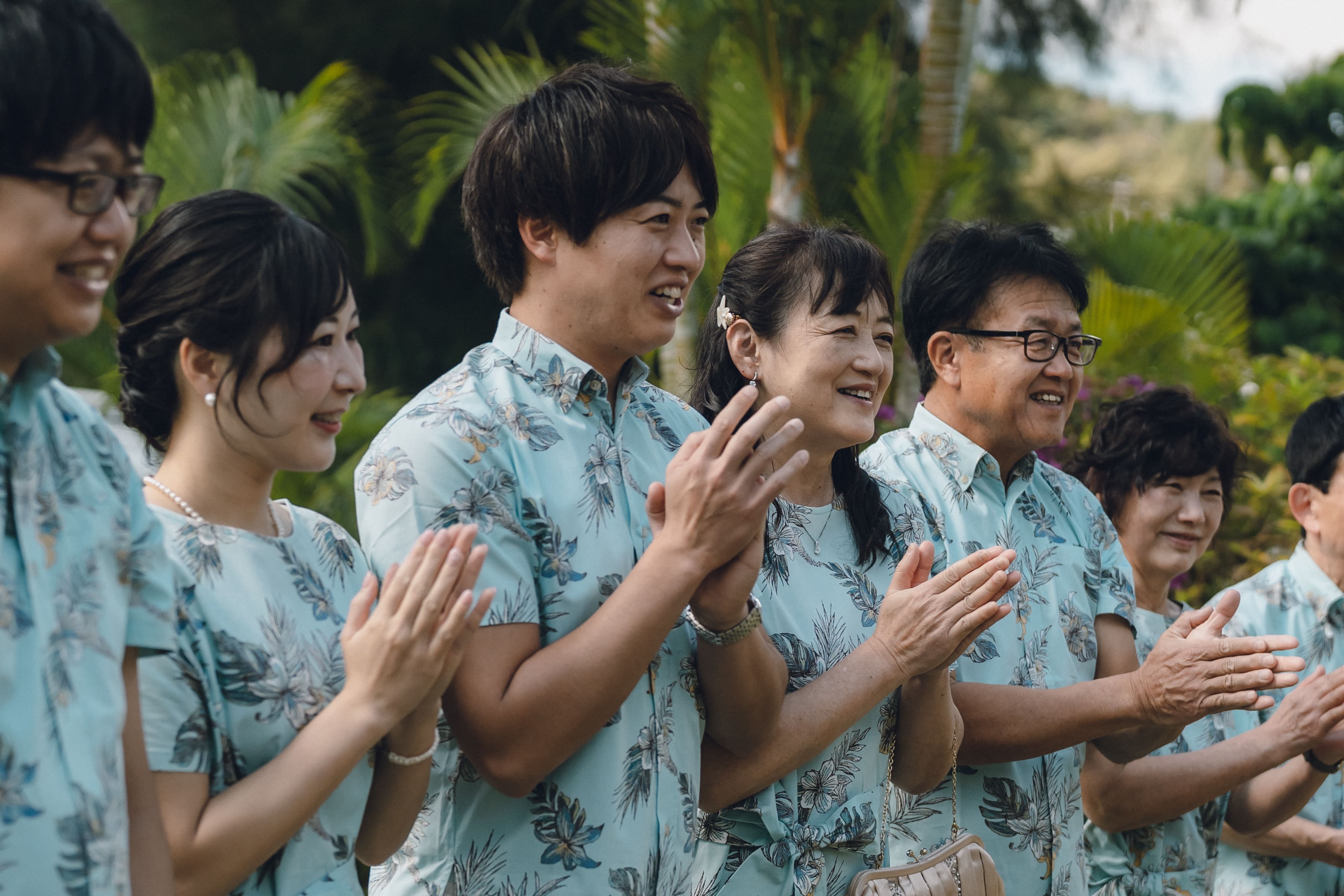 家族と一緒に!ビーチ撮影でリゾート婚ならではの一枚を♡