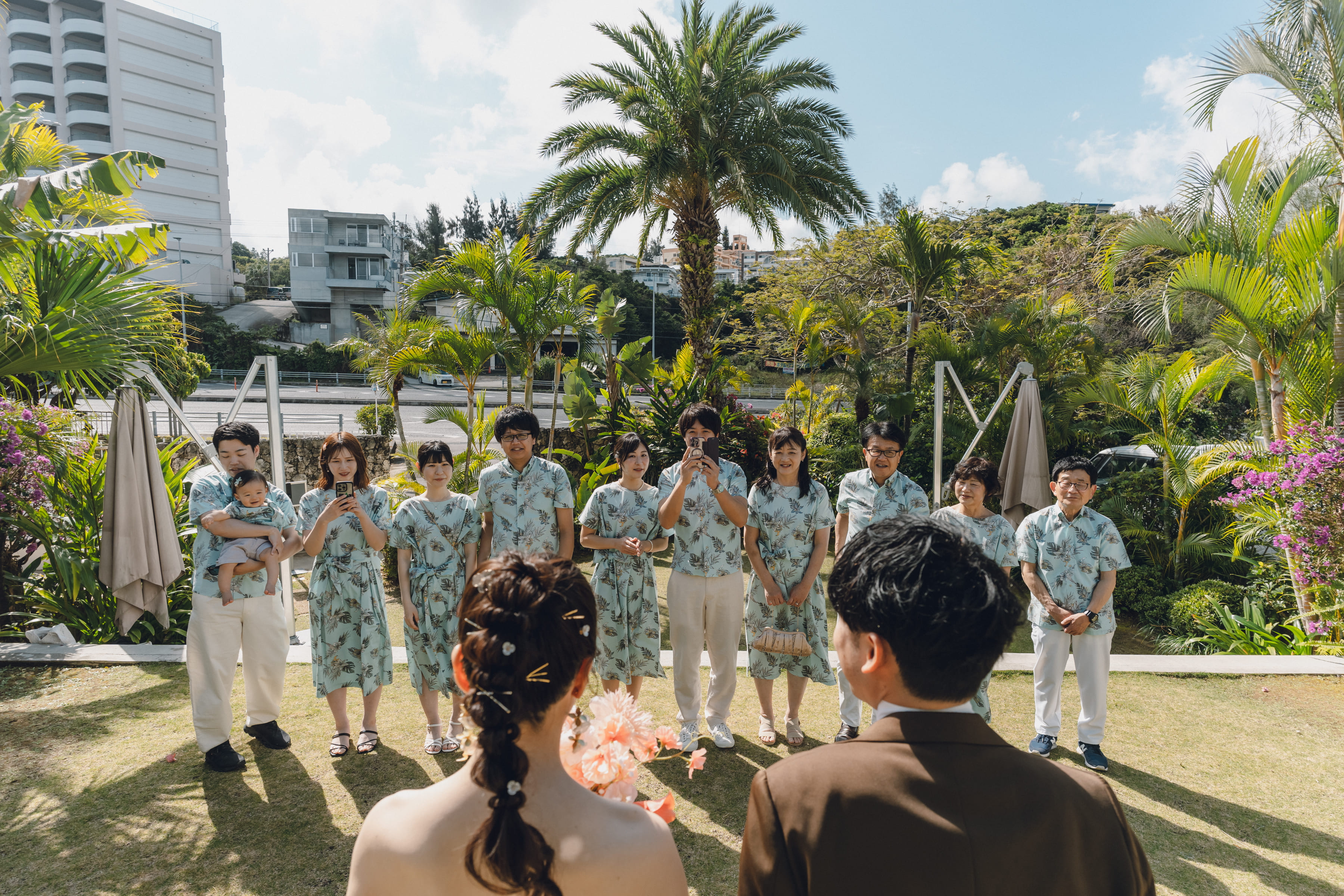家族と一緒に!ビーチ撮影でリゾート婚ならではの一枚を♡
