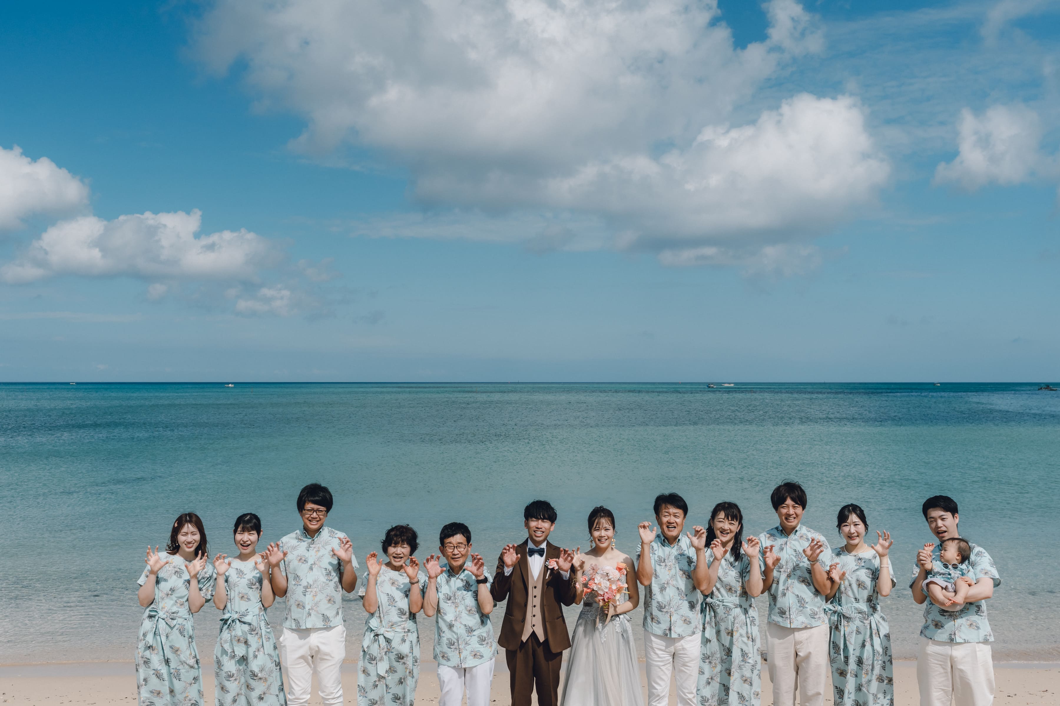 家族と一緒に！ビーチ撮影でリゾート婚ならではの一枚を♡