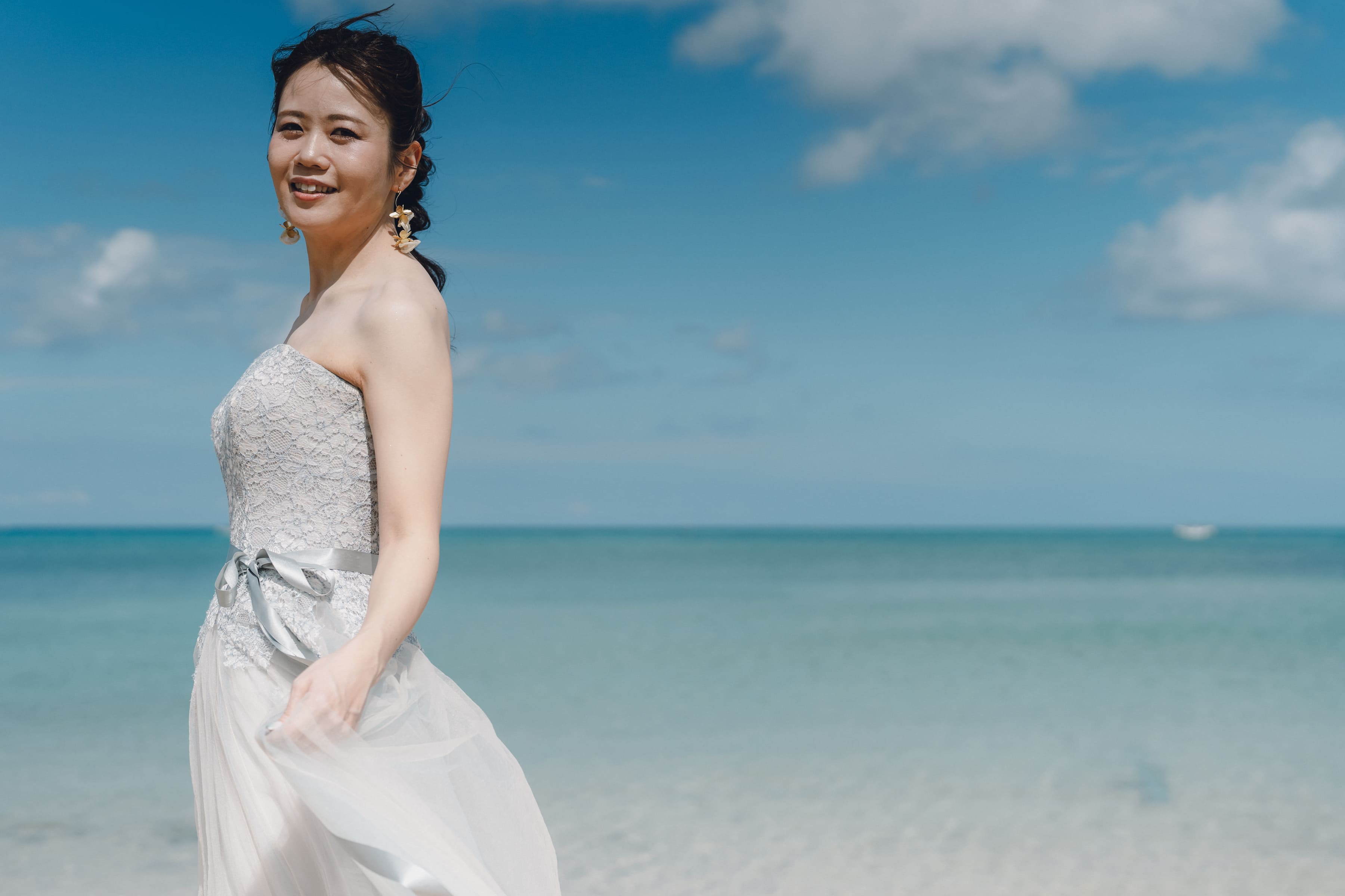 家族と一緒に!ビーチ撮影でリゾート婚ならではの一枚を♡