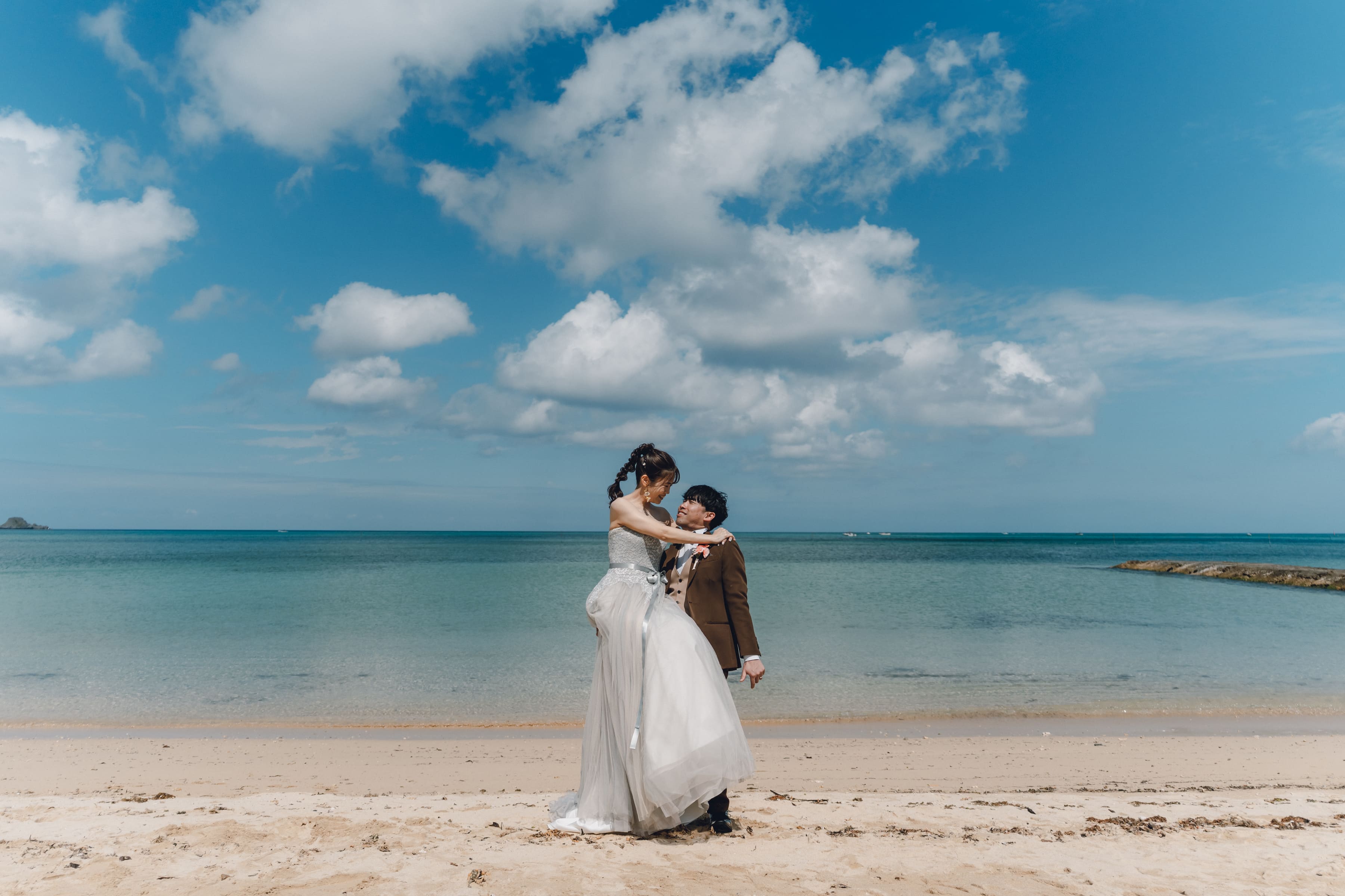 家族と一緒に!ビーチ撮影でリゾート婚ならではの一枚を♡
