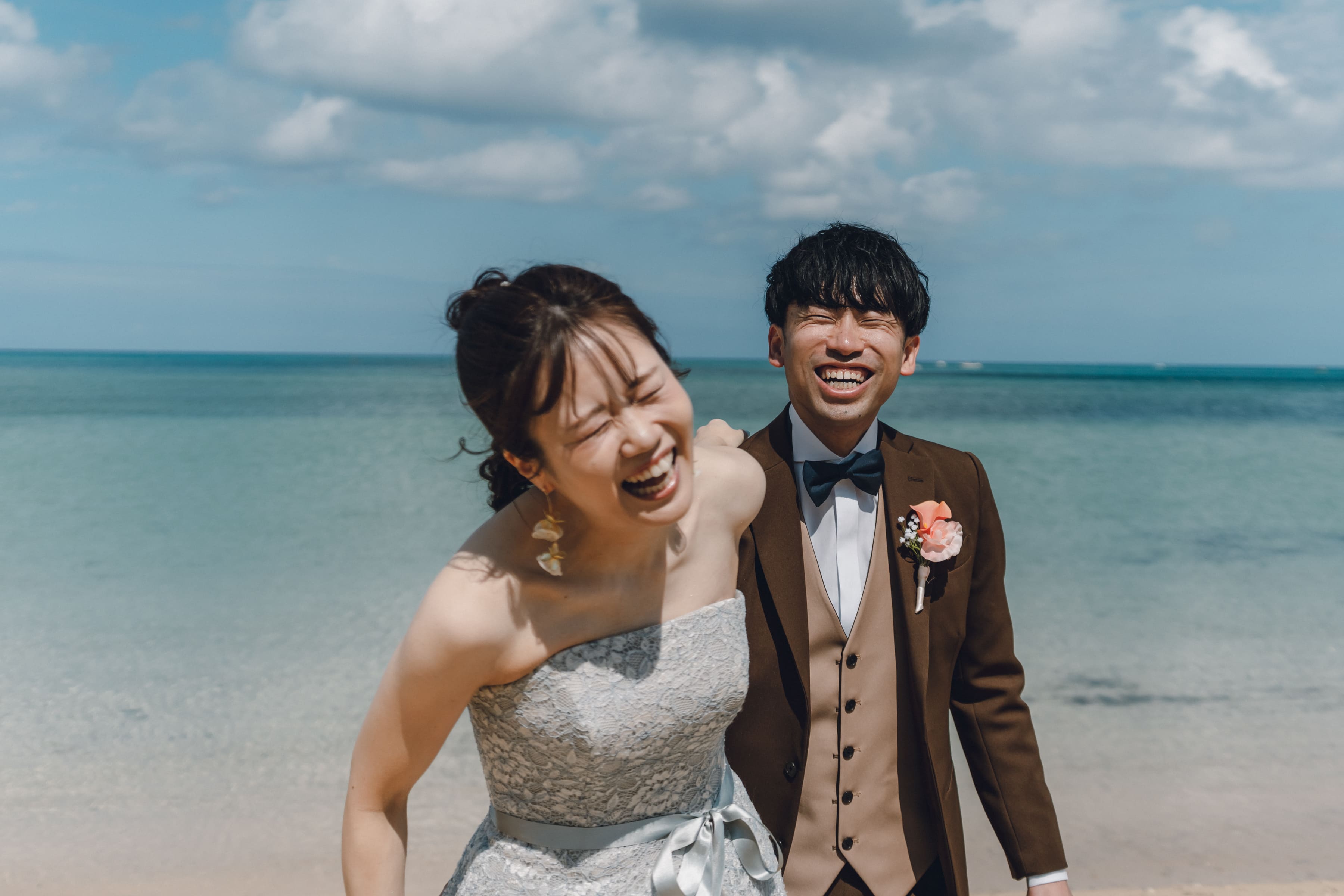 家族と一緒に!ビーチ撮影でリゾート婚ならではの一枚を♡
