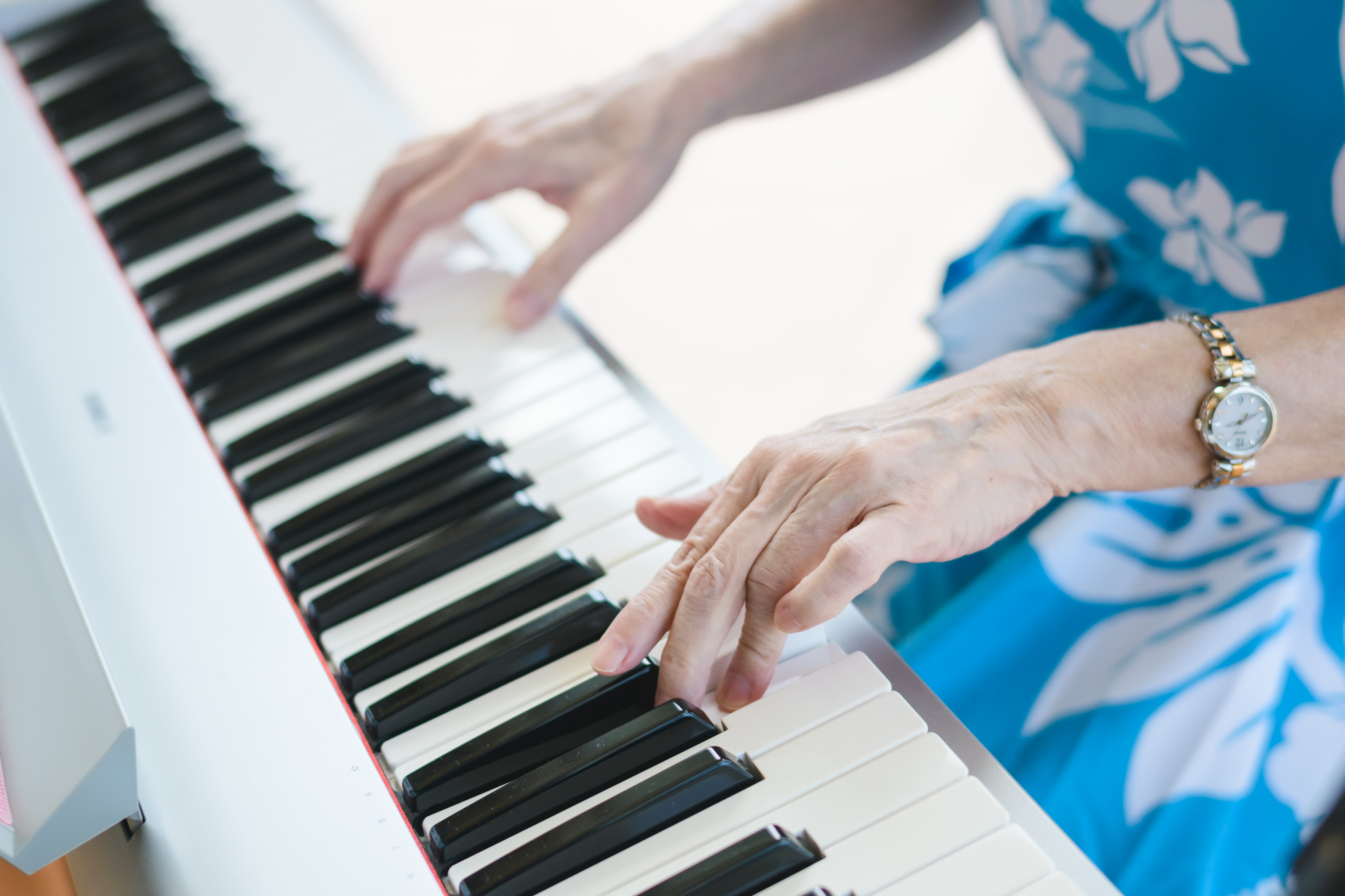 海をバックに！母・息子で奏でるスペシャルステージ