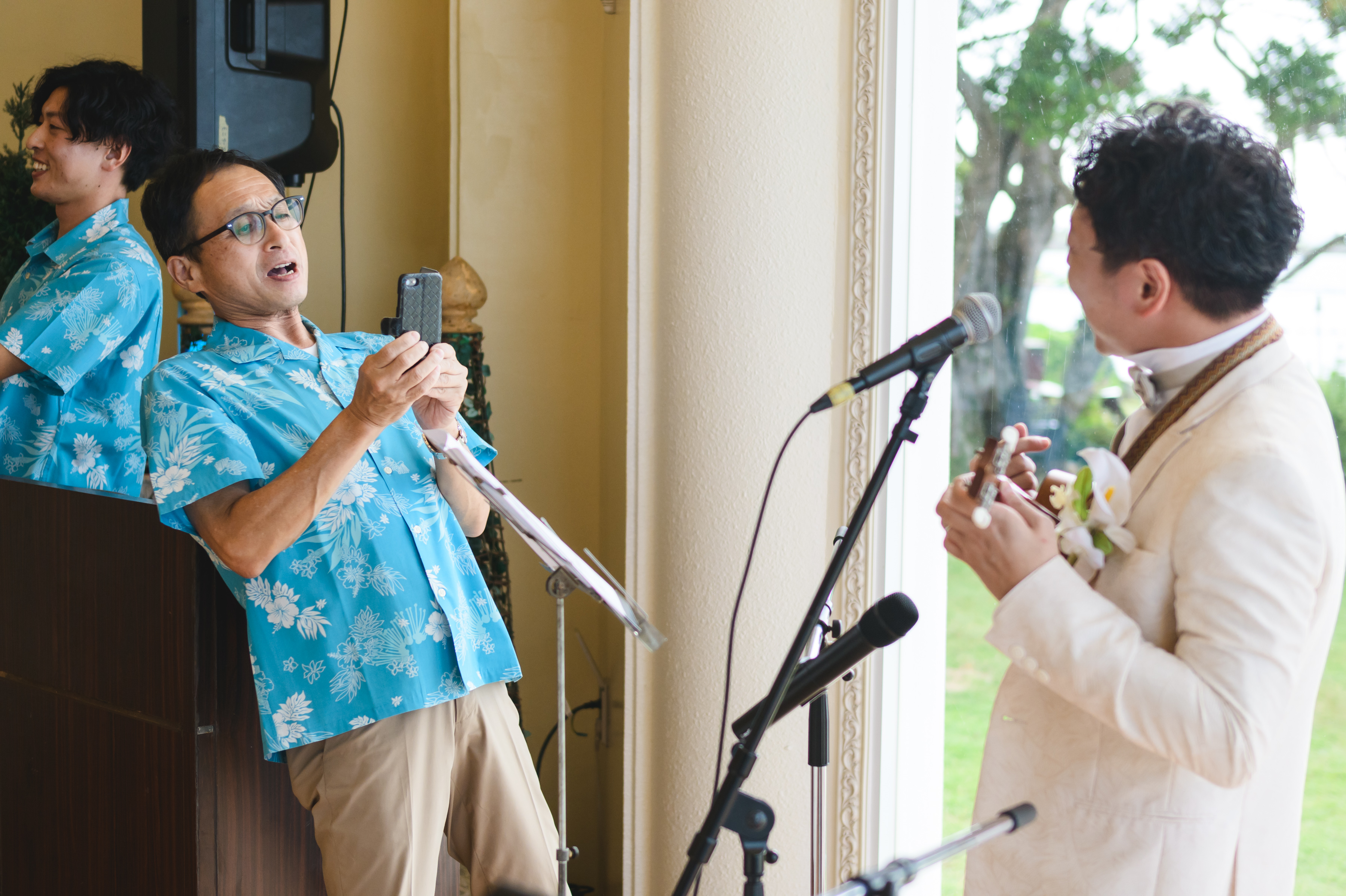 海をバックに！母・息子で奏でるスペシャルステージ