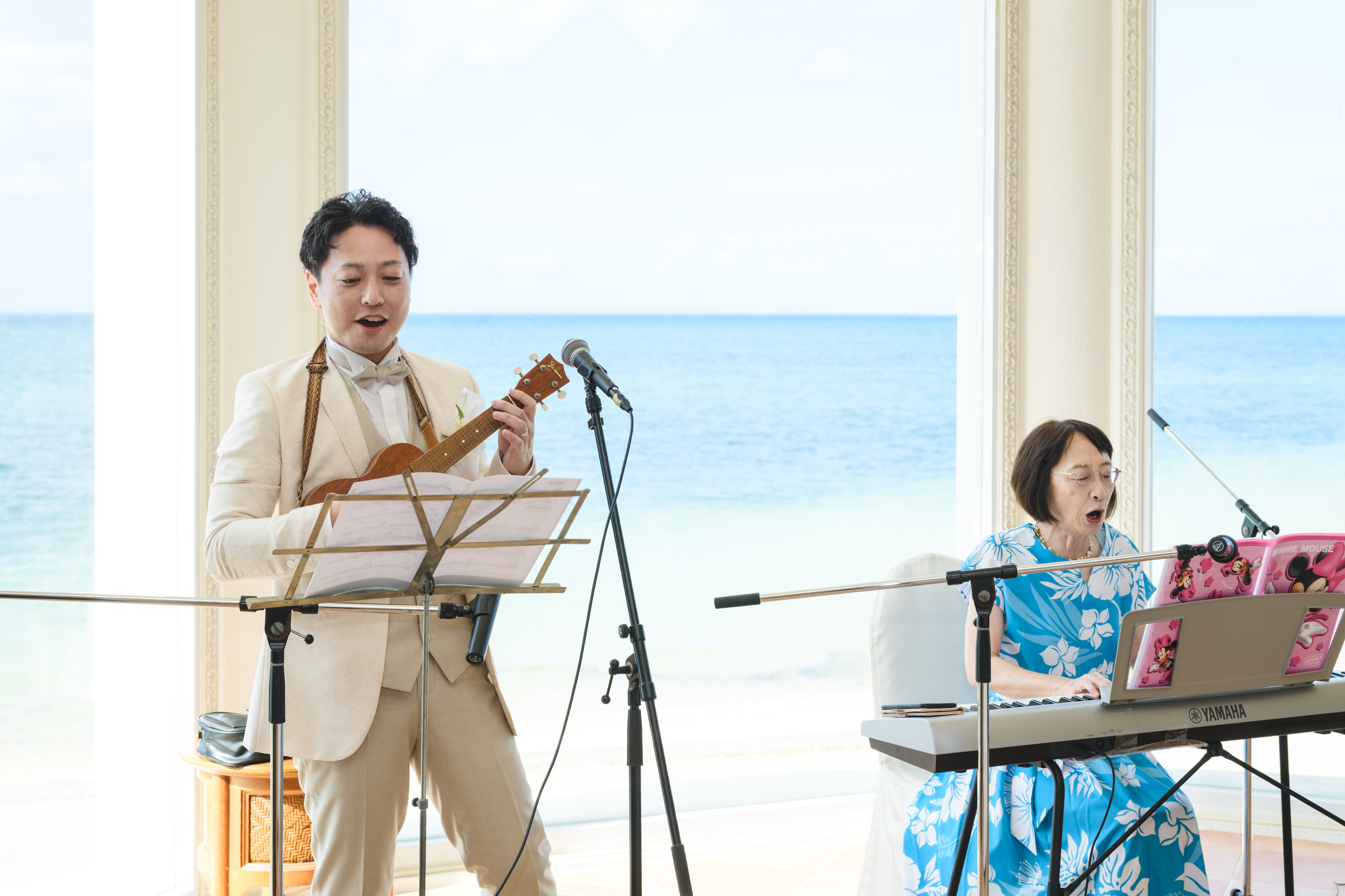 海をバックに！母・息子で奏でるスペシャルステージ