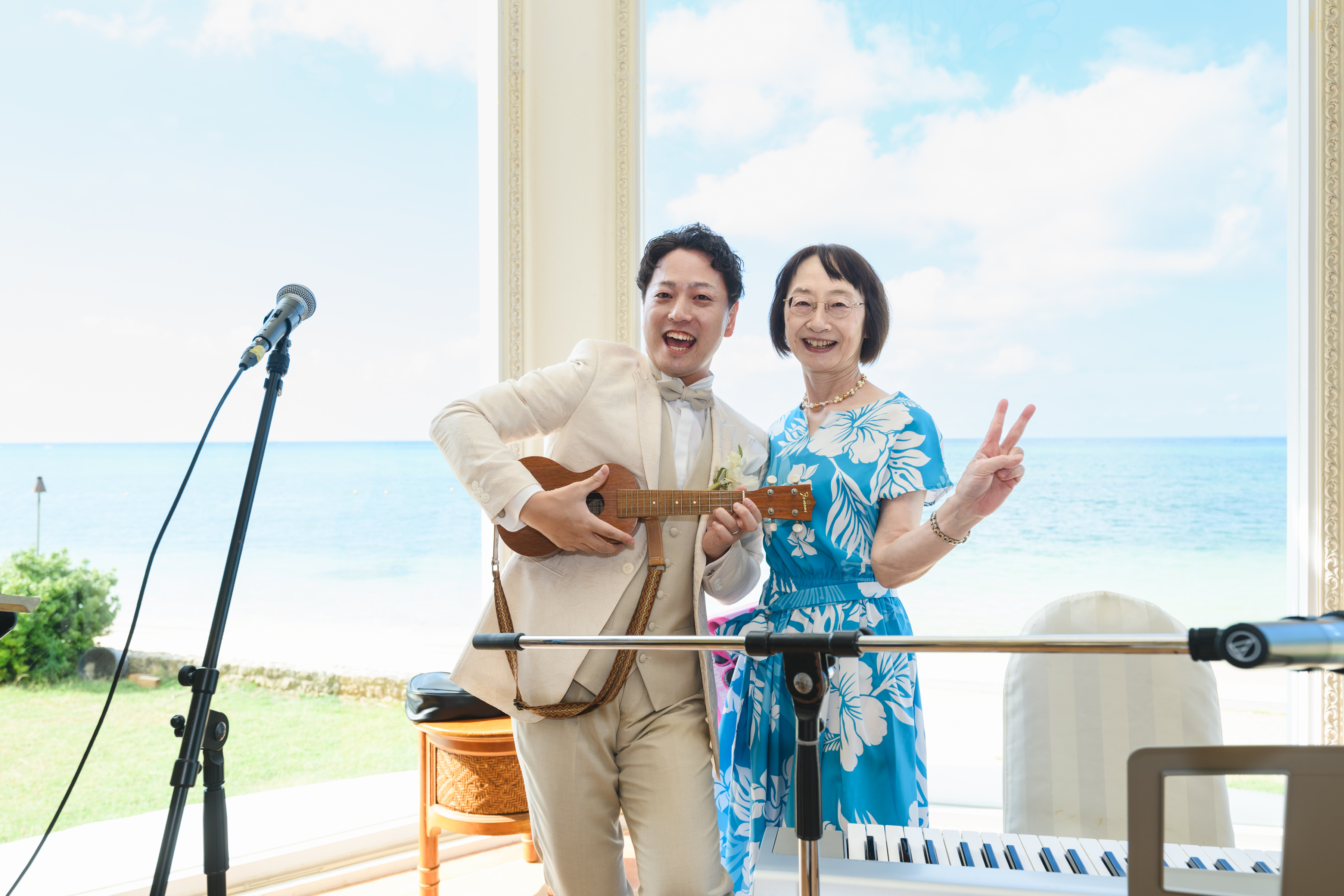 海をバックに！母・息子で奏でるスペシャルステージ