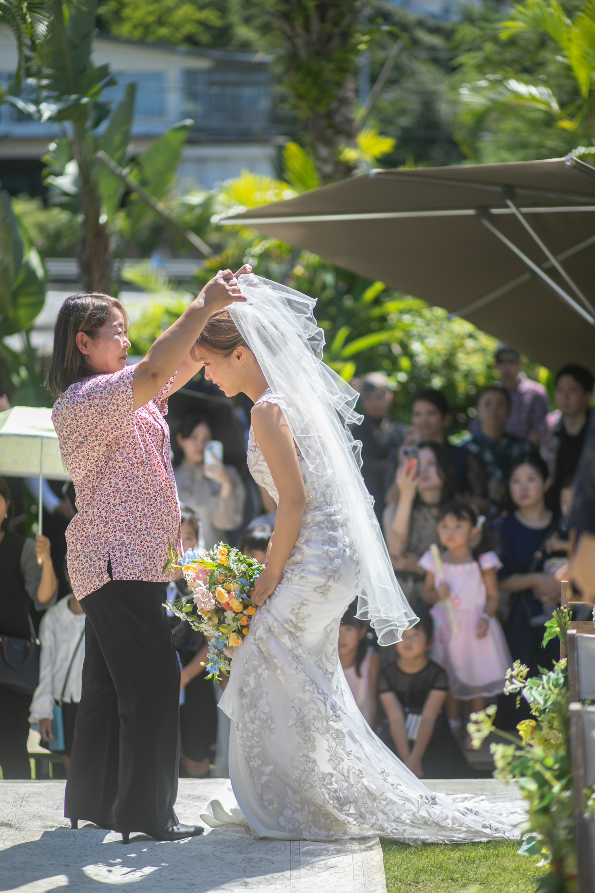たくさんのゲストに囲まれて♪沖縄ガーデンウェディング
