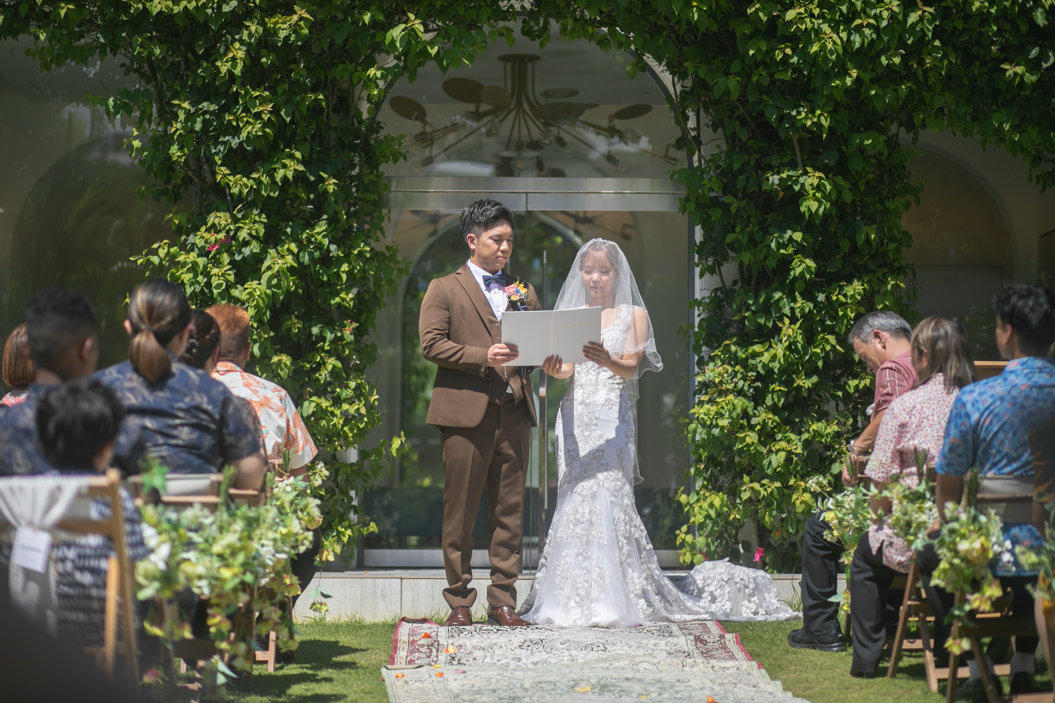 たくさんのゲストに囲まれて♪沖縄ガーデンウェディング