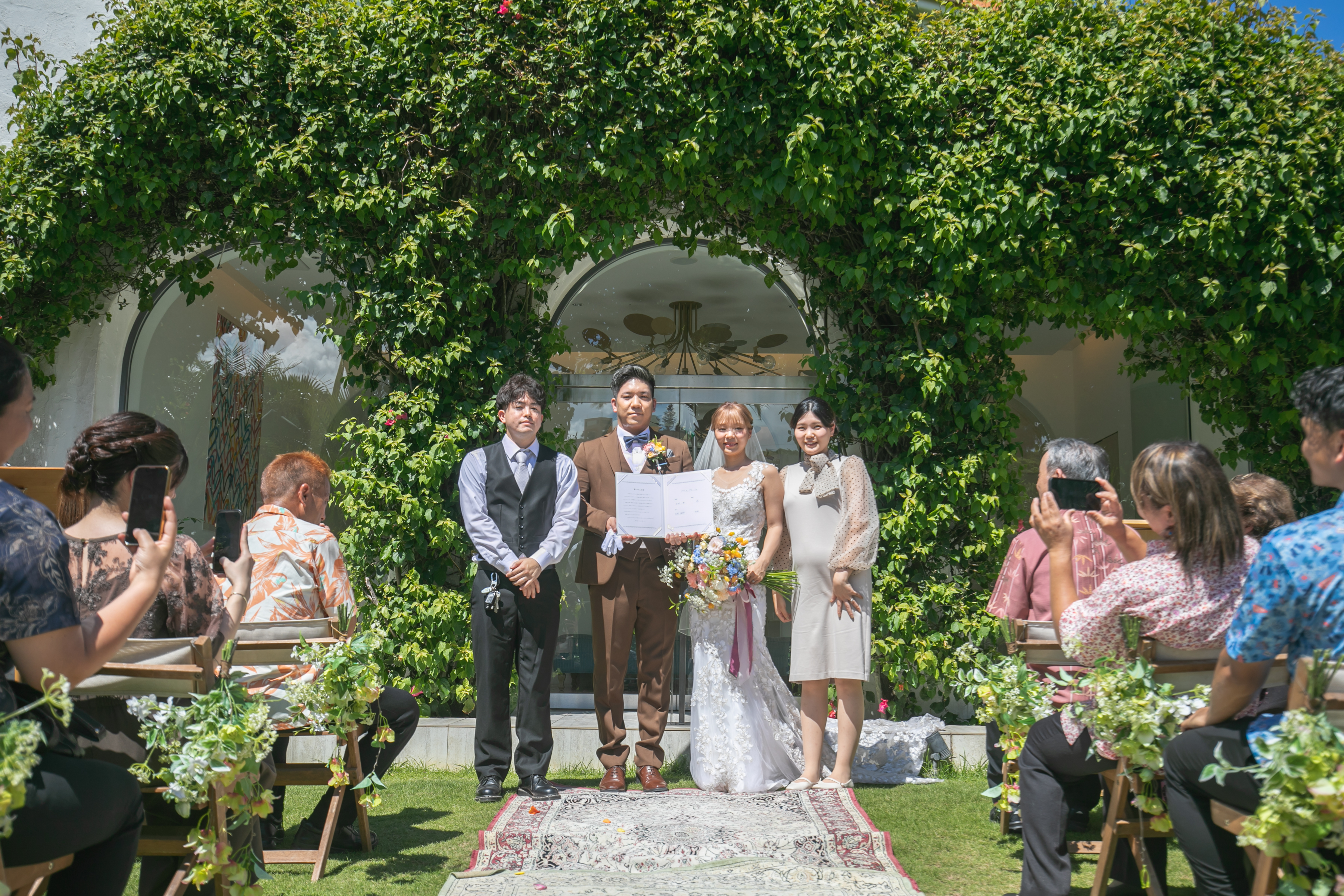 たくさんのゲストに囲まれて♪沖縄ガーデンウェディング