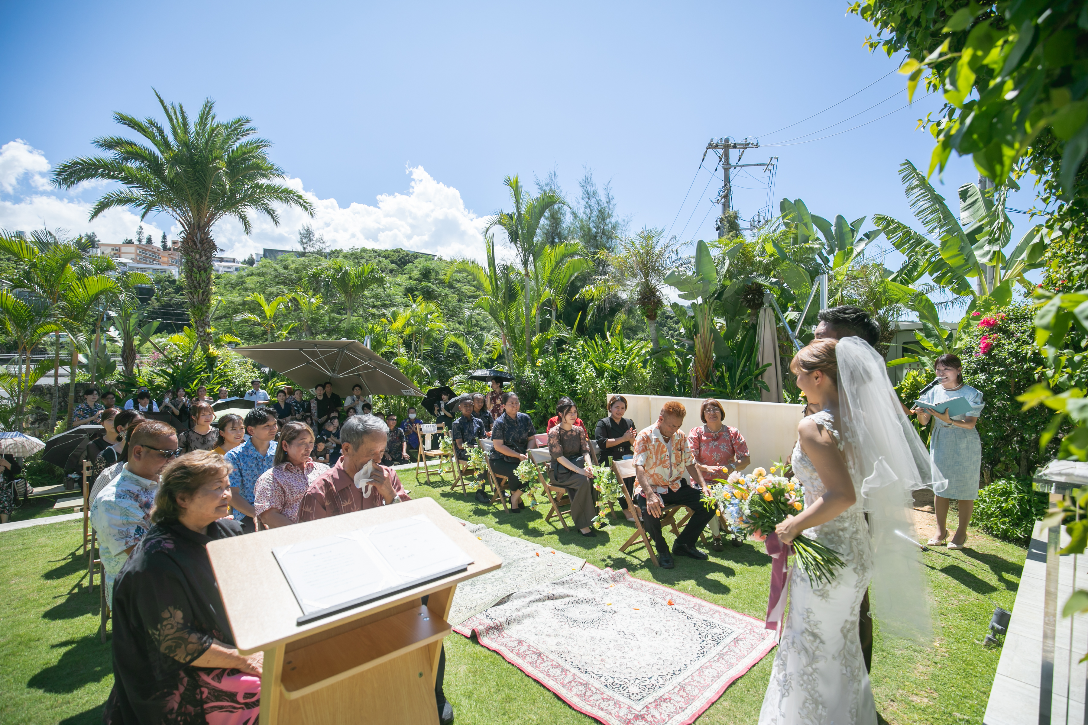 たくさんのゲストに囲まれて♪沖縄ガーデンウェディング