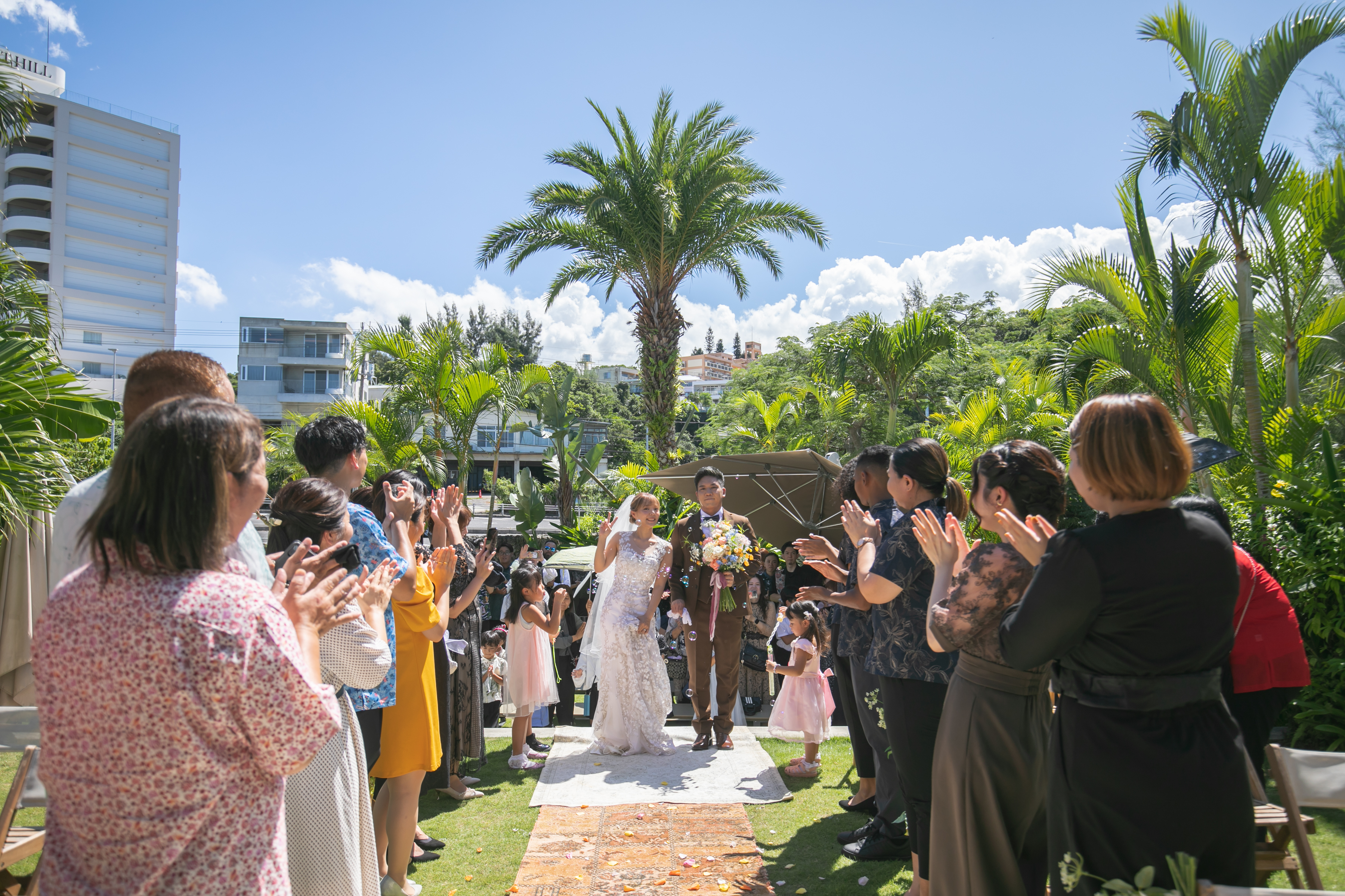 たくさんのゲストに囲まれて♪沖縄ガーデンウェディング
