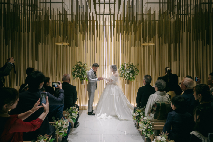 大切なゲストの皆様に見守られながら行う「人前式」