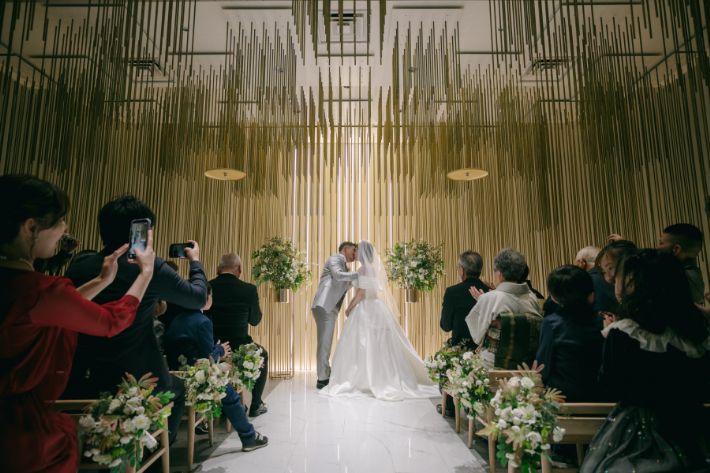 大切なゲストの皆様に見守られながら行う「人前式」