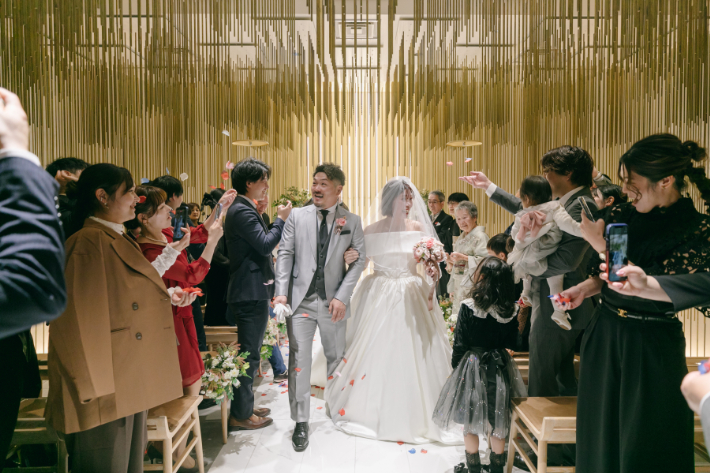 大切なゲストの皆様に見守られながら行う「人前式」