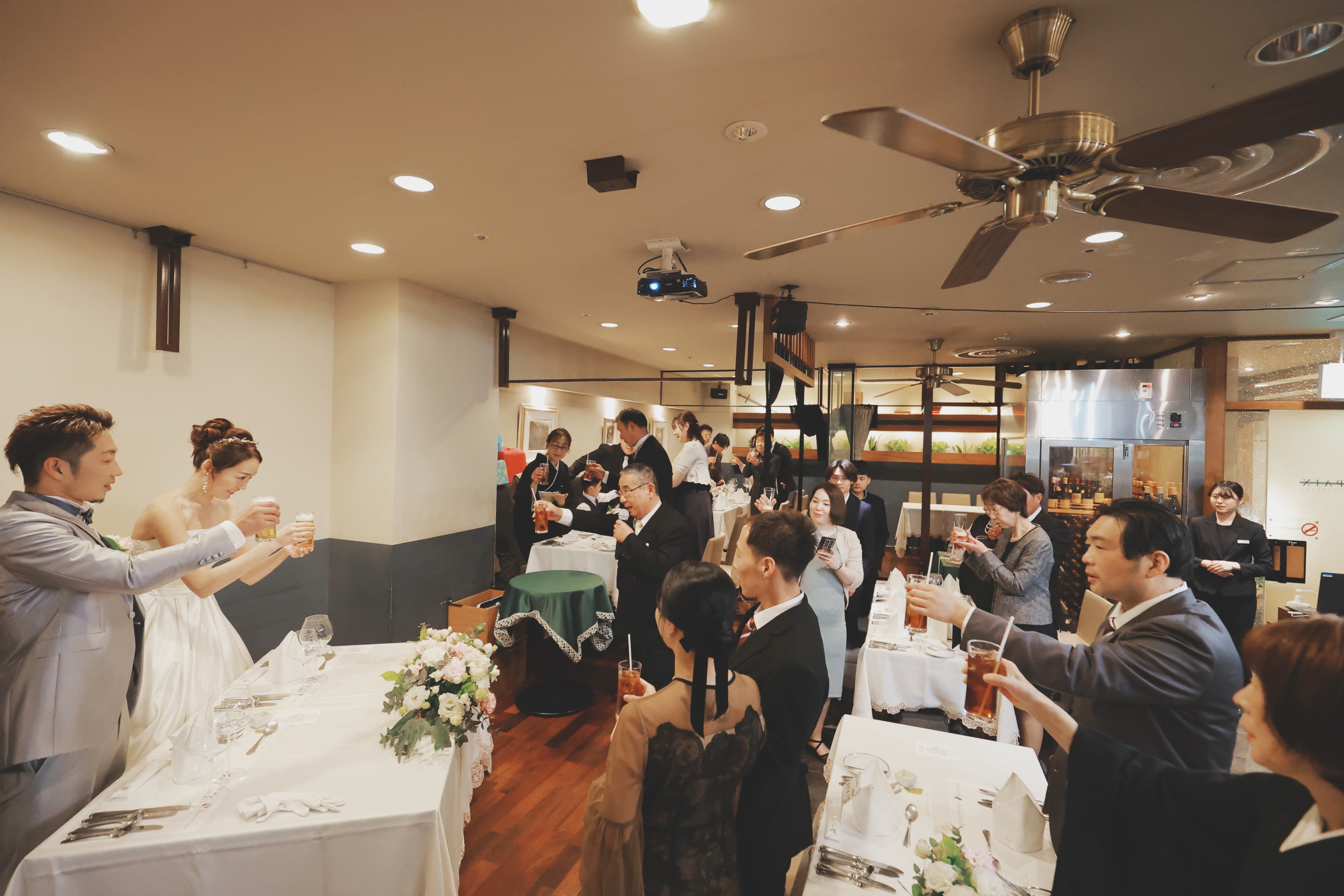 結婚式の後に、家族でレストランでパーティー♪