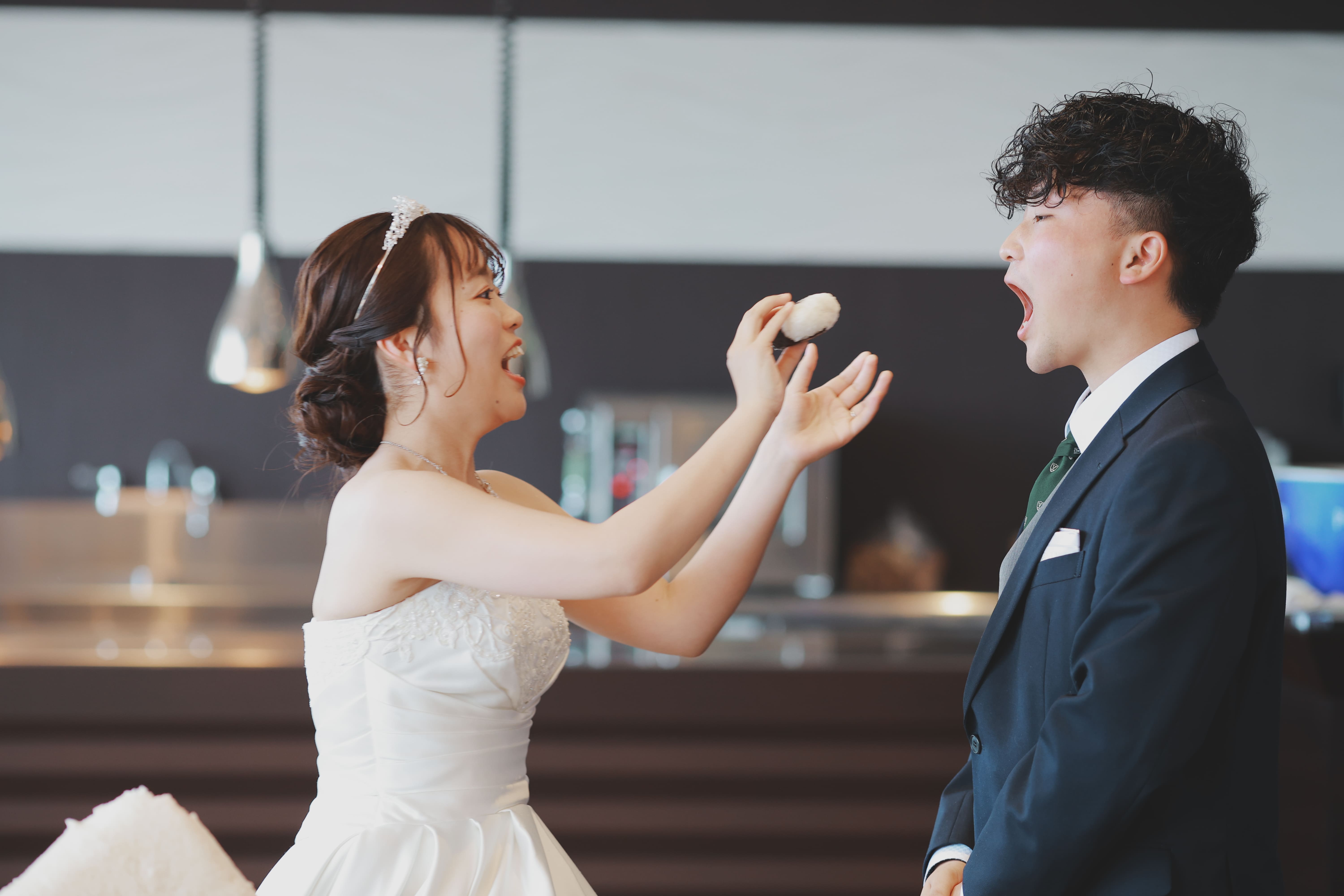 大きな大きなおにぎりバイト!ケーキ入刀&ファーストバイトの代わりに、なんとおにぎり?!